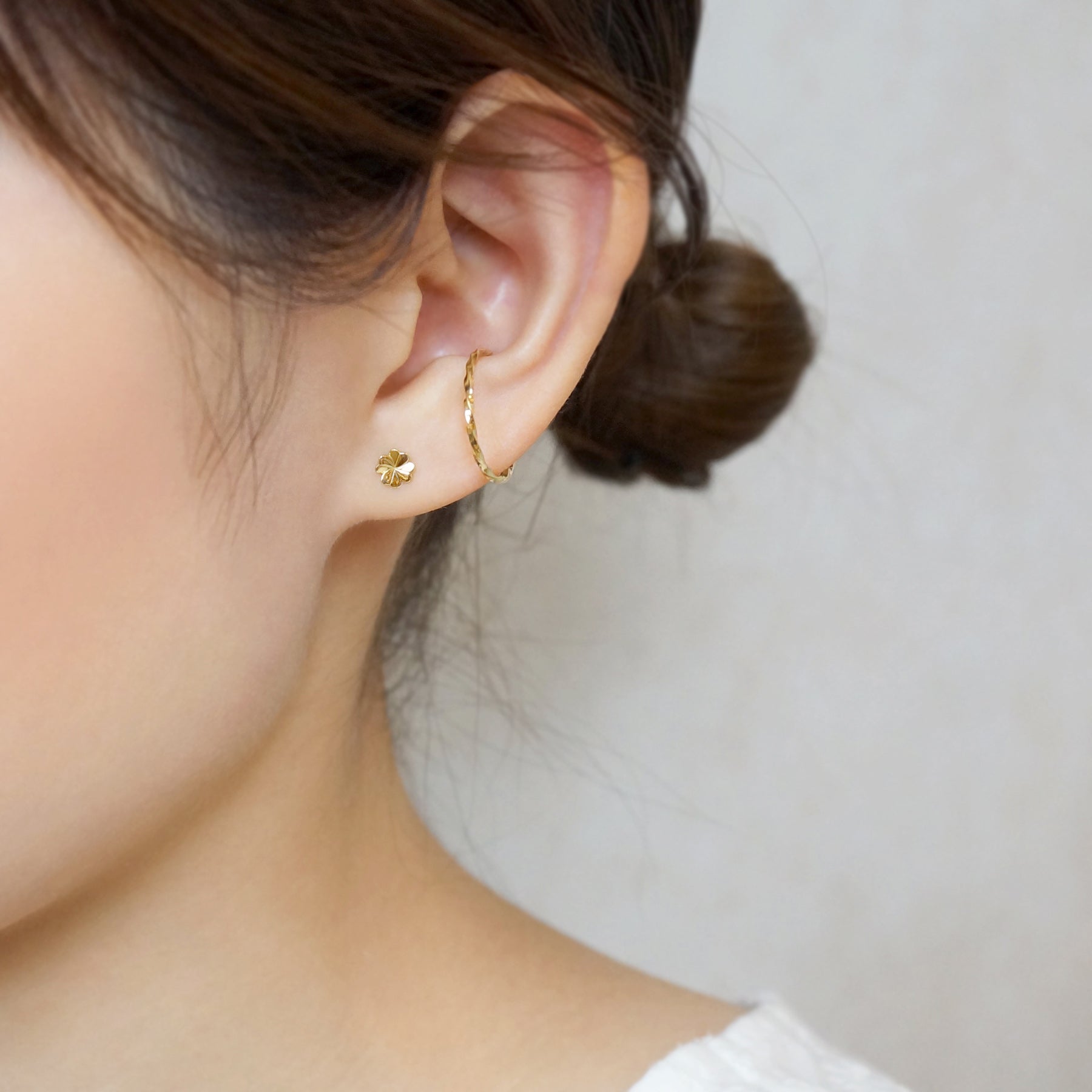 [Second Earrings] 18K Yellow Gold Clover Single Earring - Model Image