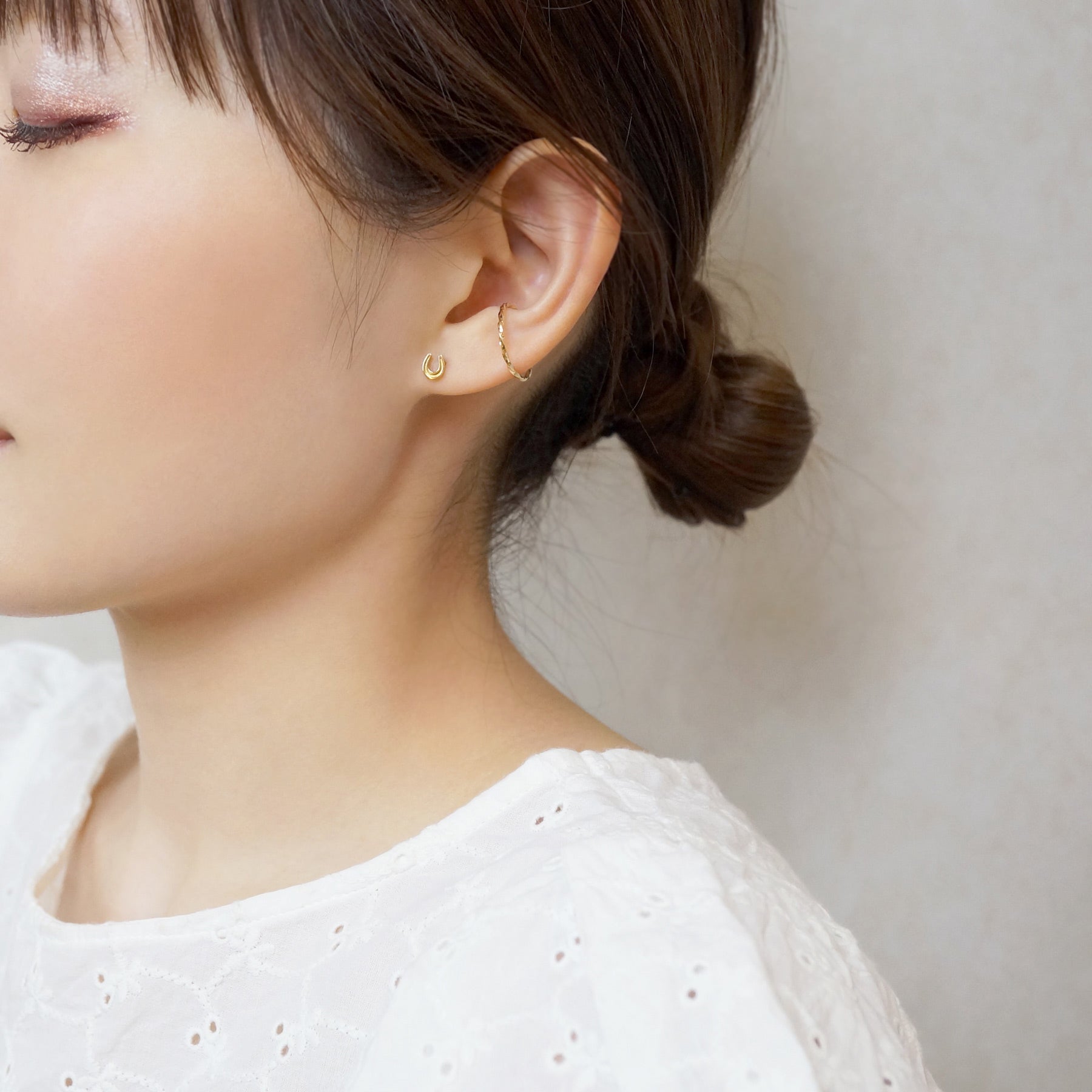 [Second Earrings] 18K Yellow Gold Horseshoe Single Earring - Model Image