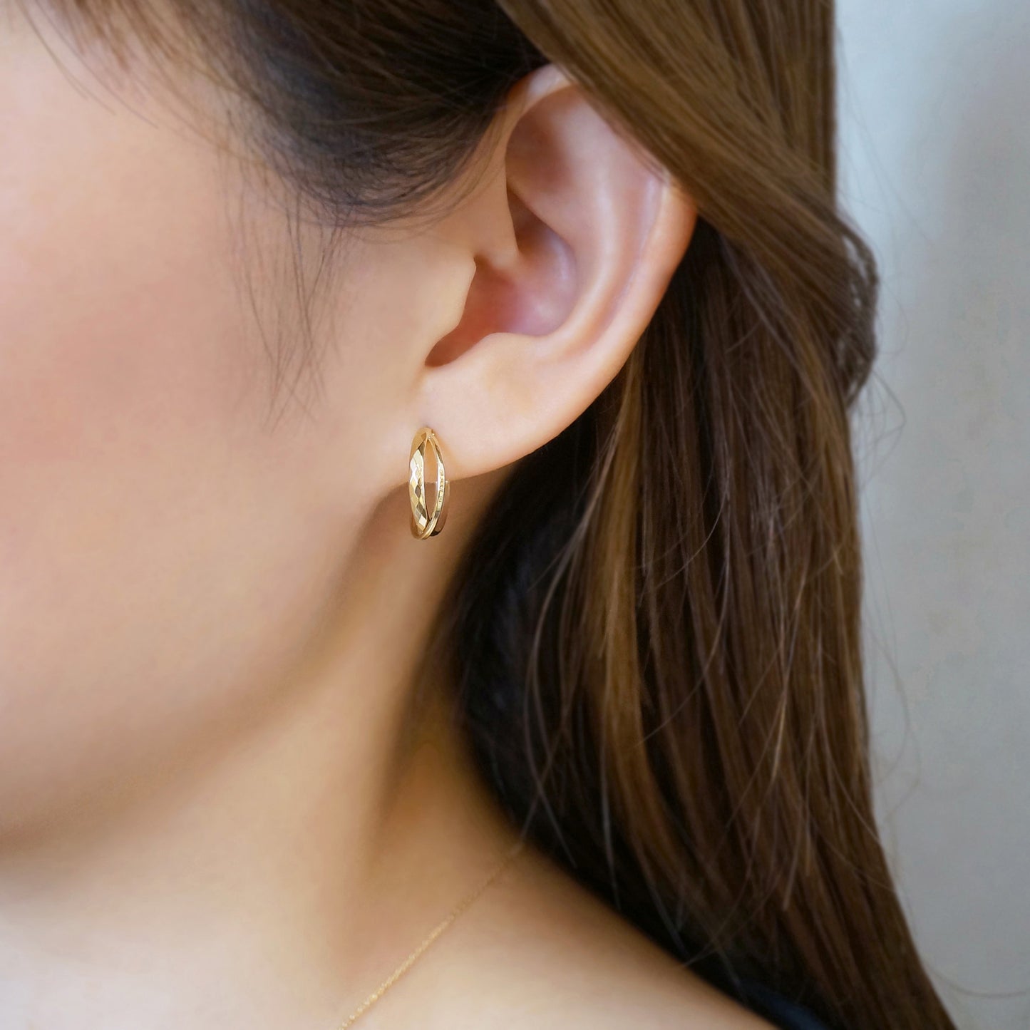 18K/10K Yellow Gold Rhombus Cut Mixed Hoop Earrings - Model Image