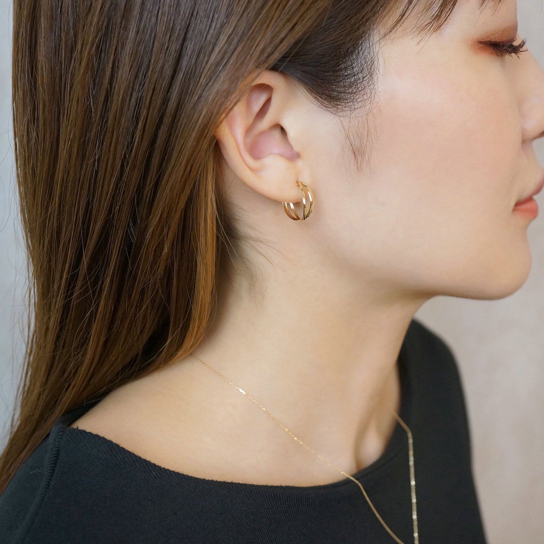 18K/10K Yellow Gold Rhombus Cut Mixed Hoop Earrings - Model Image