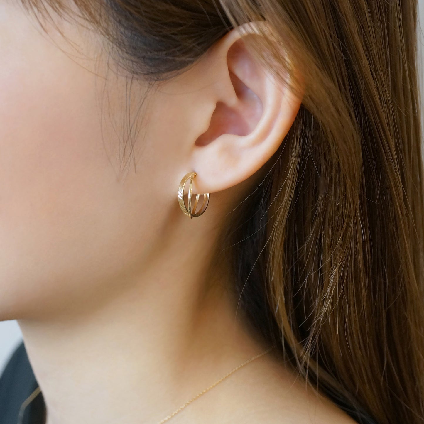 18K/10K Yellow Gold Diagonal Cut Mixed Hoop Earrings - Model Image
