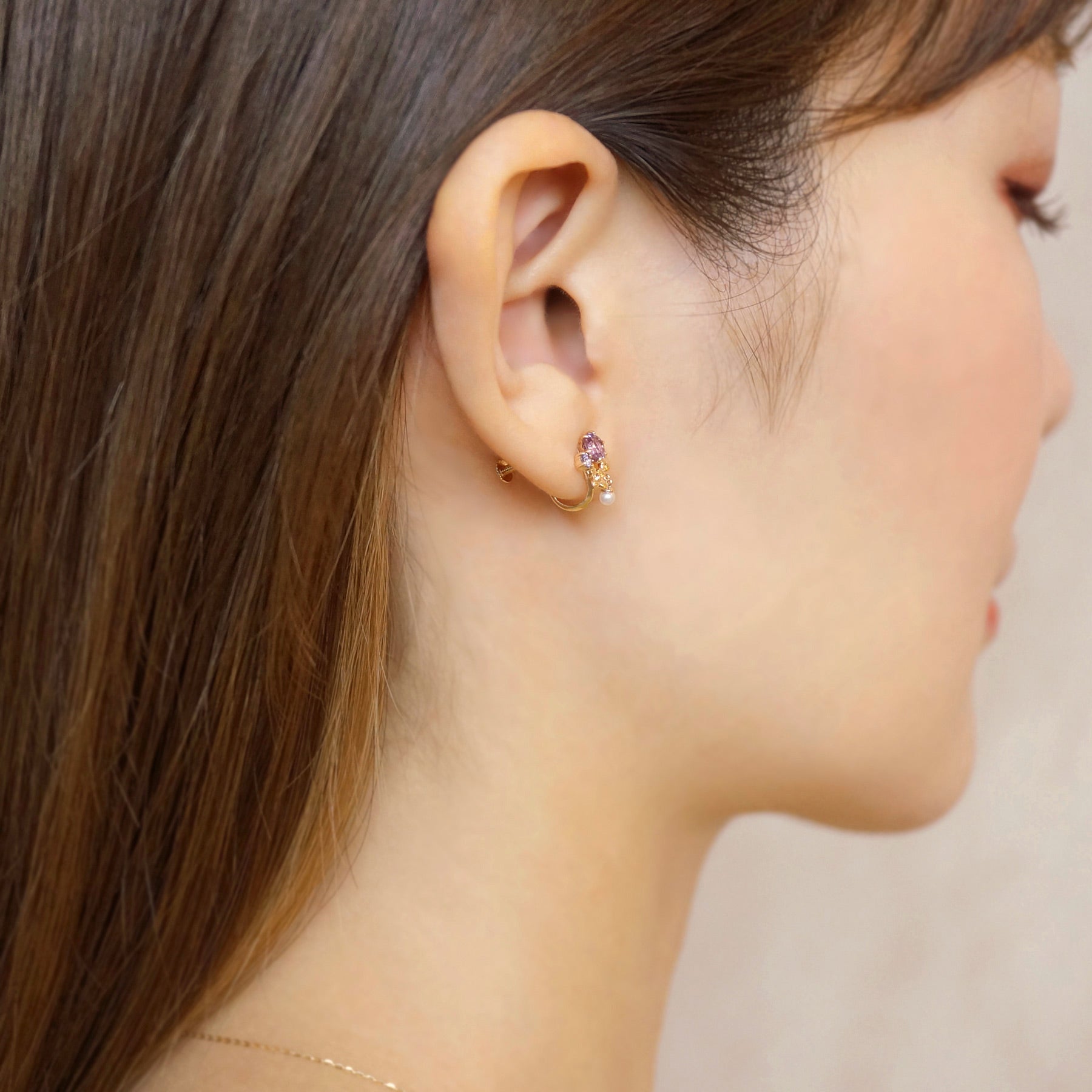 [Birth Flower Jewelry] June Hydrangea Earrings - Model Image