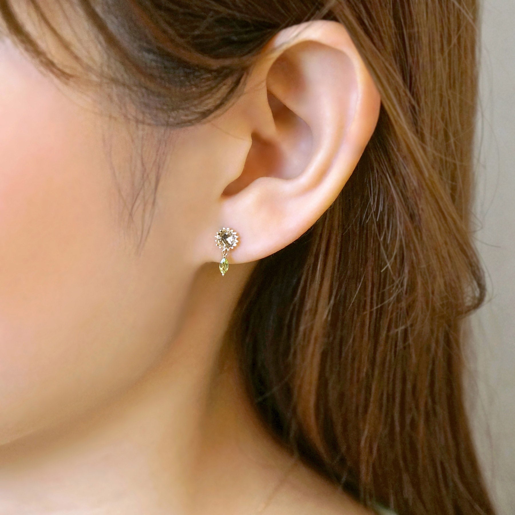 [Birth Flower Jewelry] August Sunflower Clip-On Earrings - Model Image