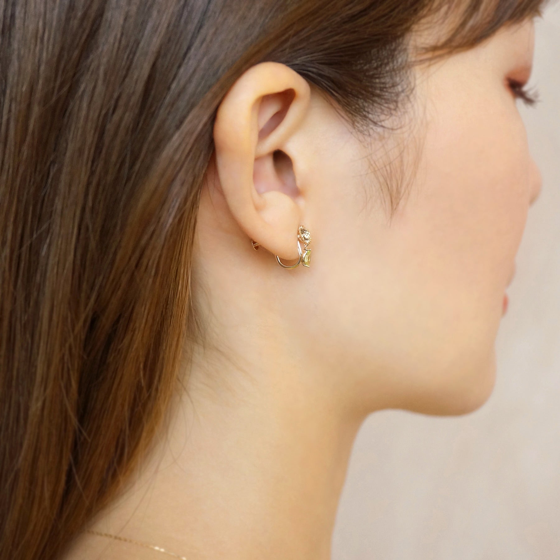[Birth Flower Jewelry] August Sunflower Clip-On Earrings - Model Image