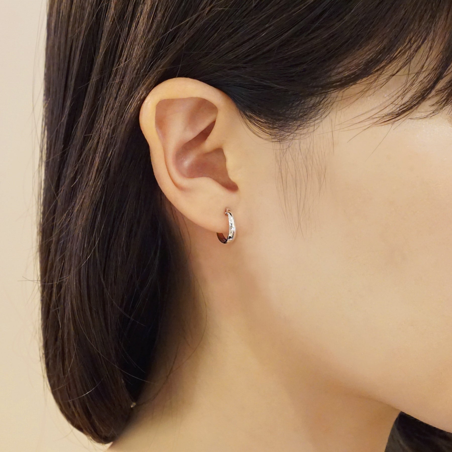 10K White Gold Moon Design Hoop Earrings - Model Image