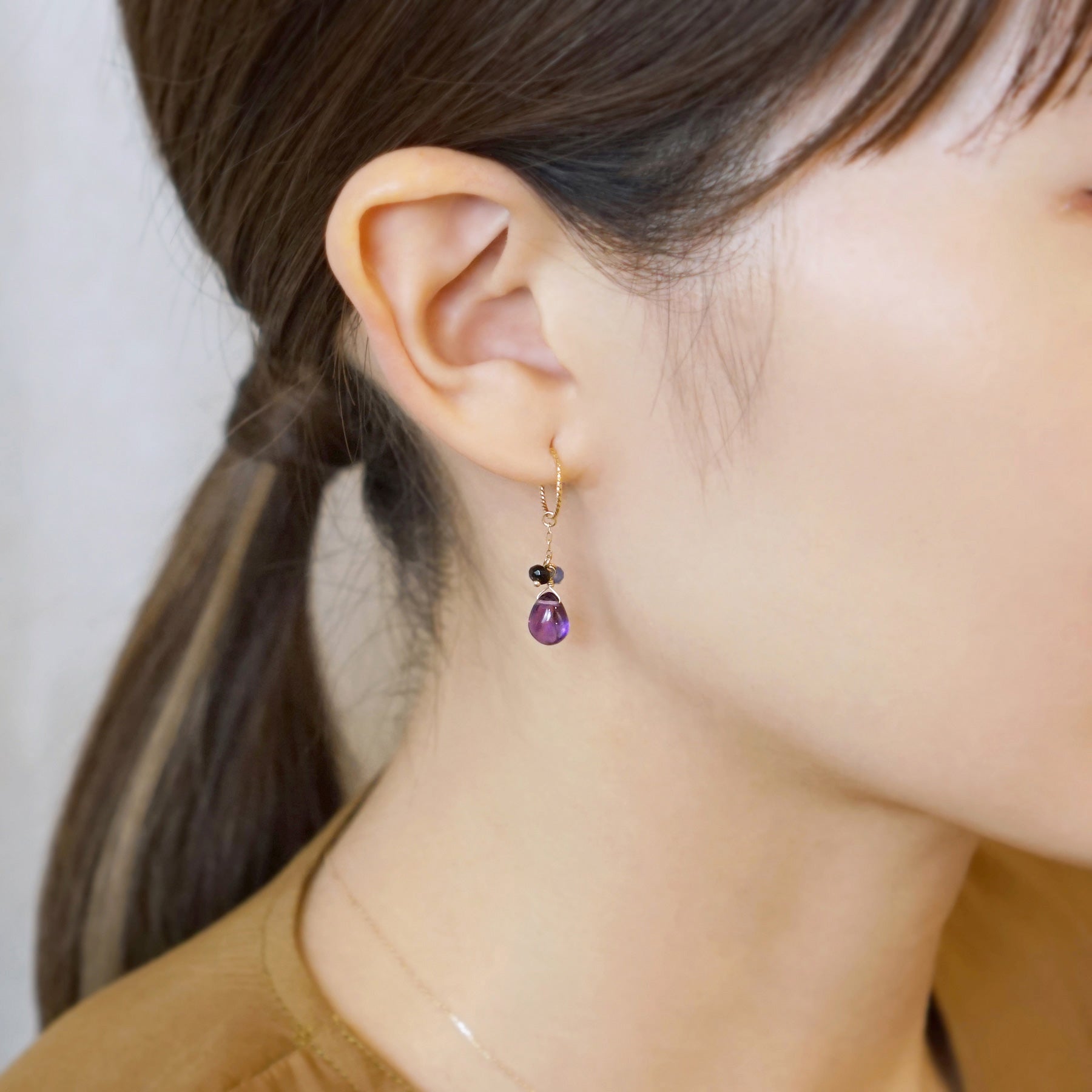 [Palette] 10K Yellow Gold Amethyst Charms - Model Image