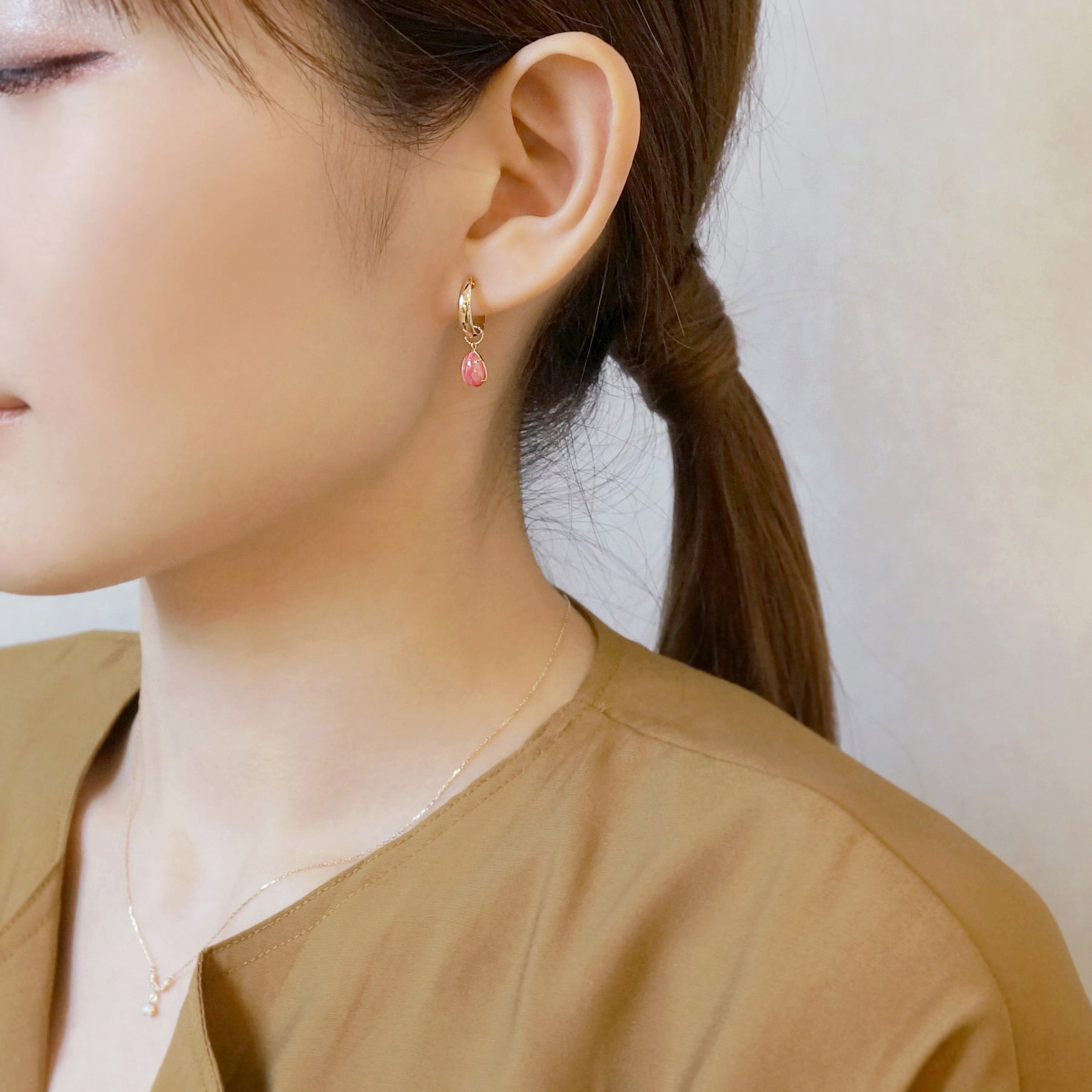 [Palette] 10K Yellow Gold Inca Rose Charms For Hoop Earrings - Model Image