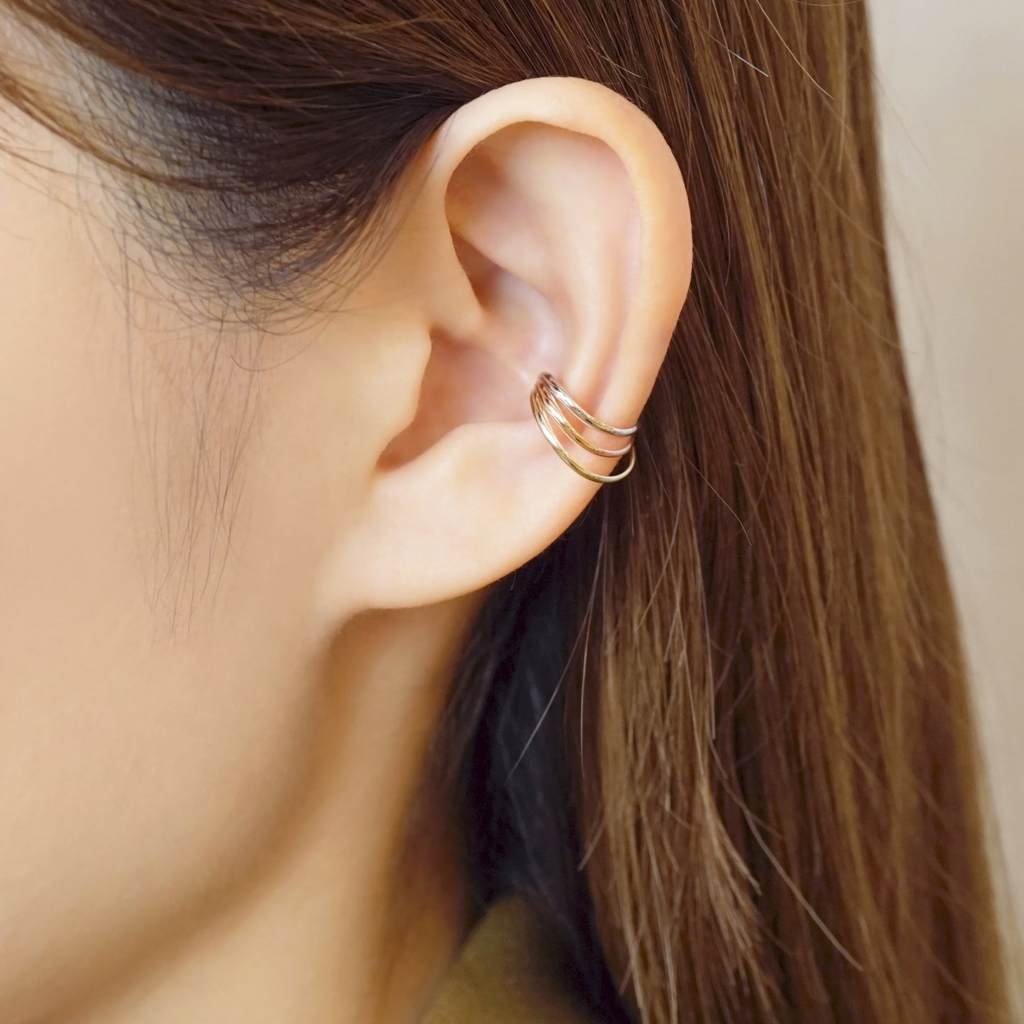 10K Gold 3-Color Ear Cuff (White Gold / Yellow Gold / Rose Gold) - Model Image