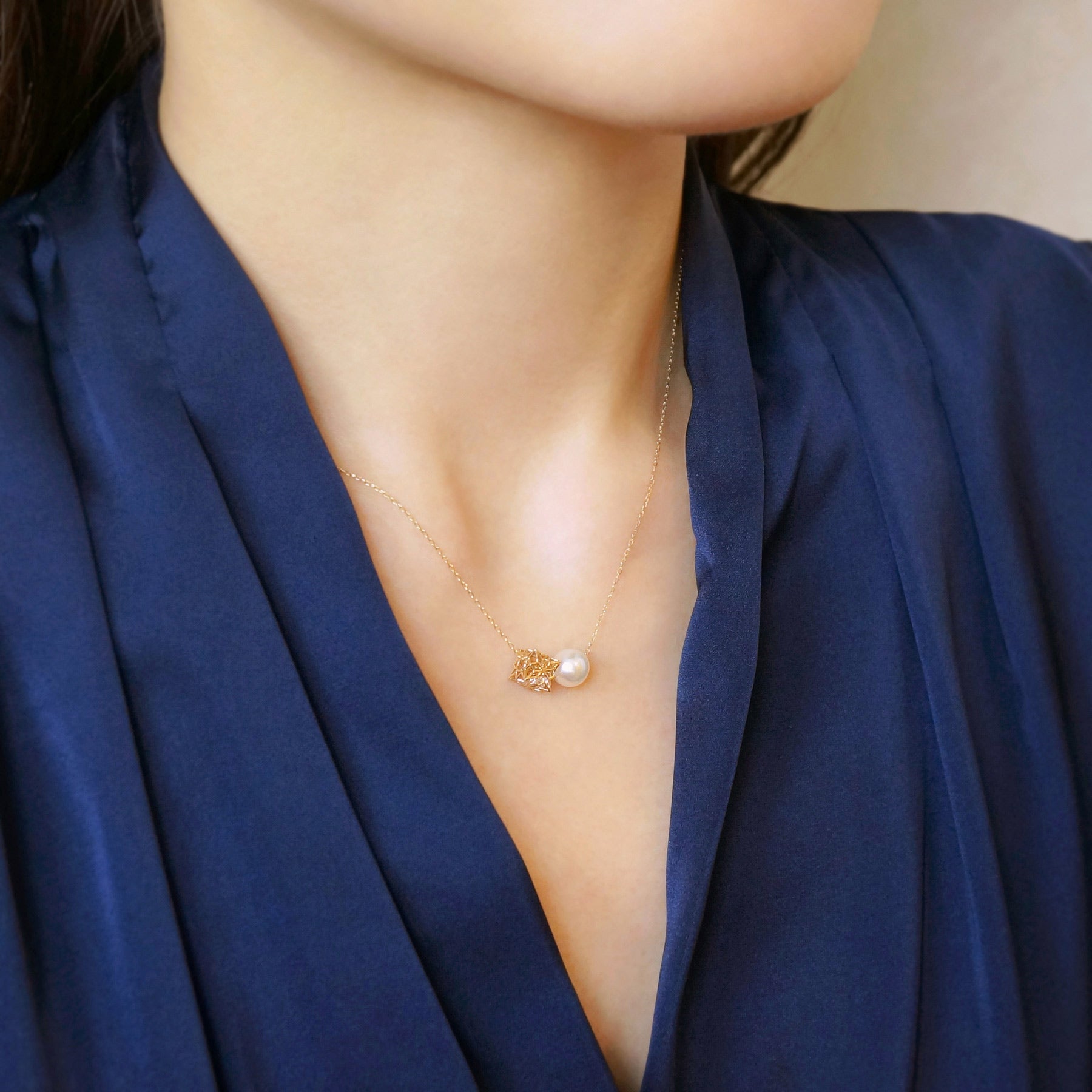 [Pannier] 10K Yellow Gold Pearl & Cube Necklace - Model Image