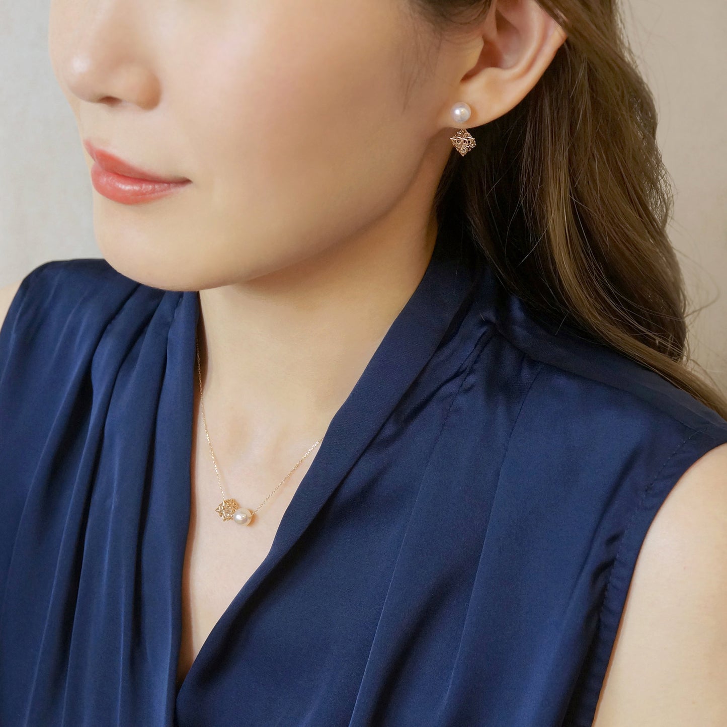 [Pannier] 10K Yellow Gold Pearl & Cube Necklace - Model Image