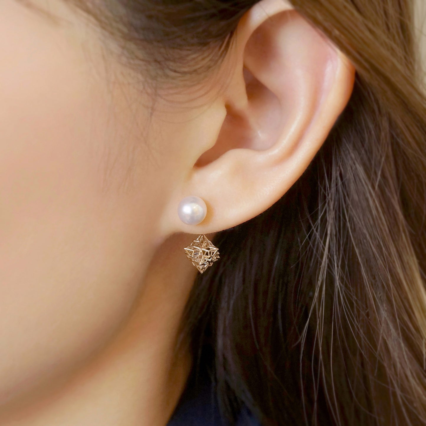 [Pannier] 18K/10K Yellow Gold Pearl & Cube Earrings - Model Image