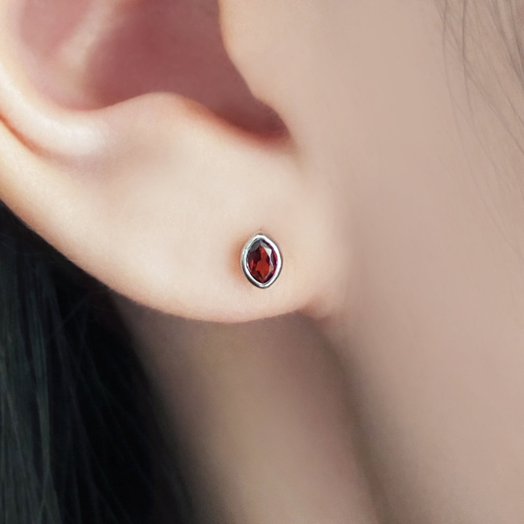 [Second Earrings] Platinum Garnet Earrings - Model Image