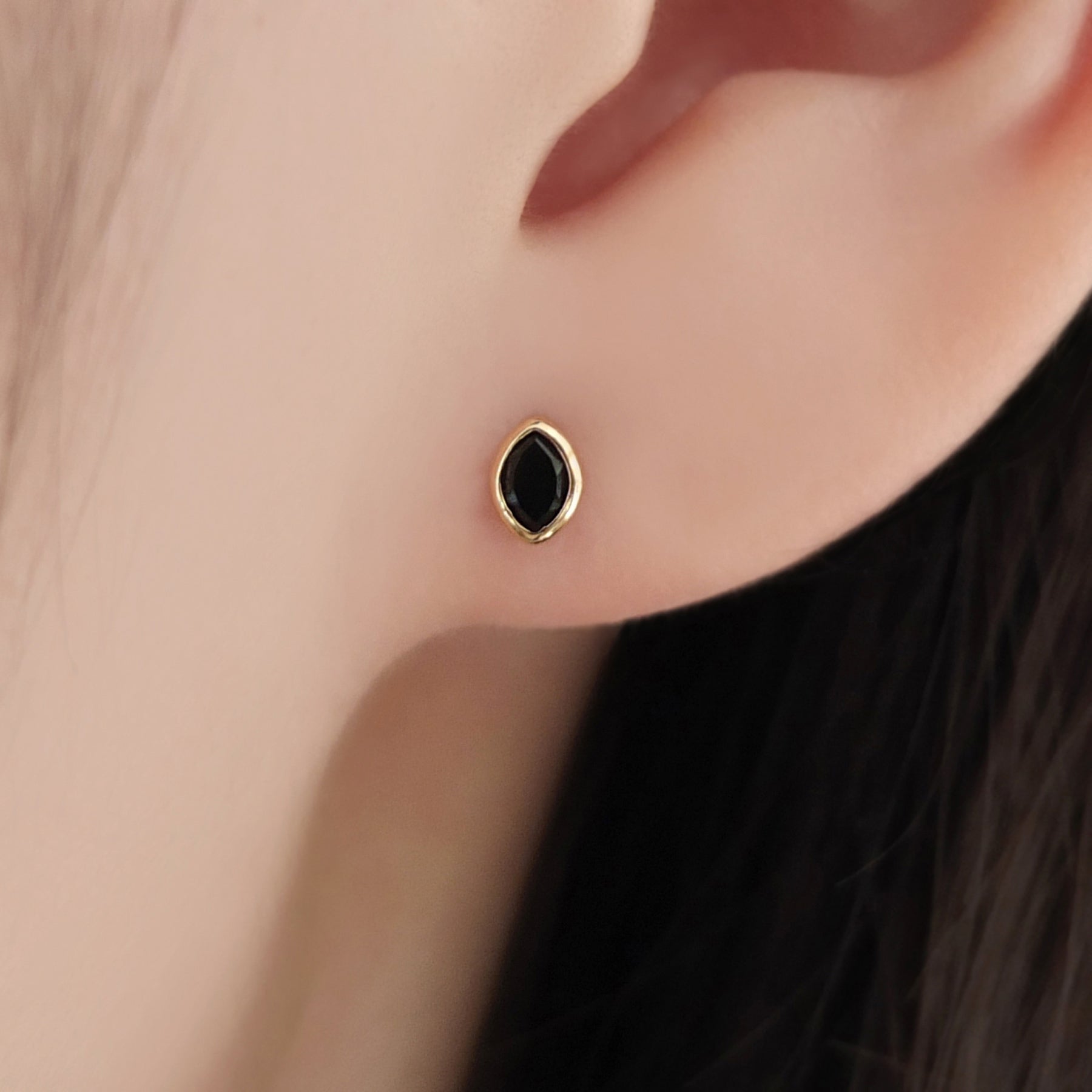 [Second Earrings] 18K Yellow Gold Onyx Earrings - Model Image