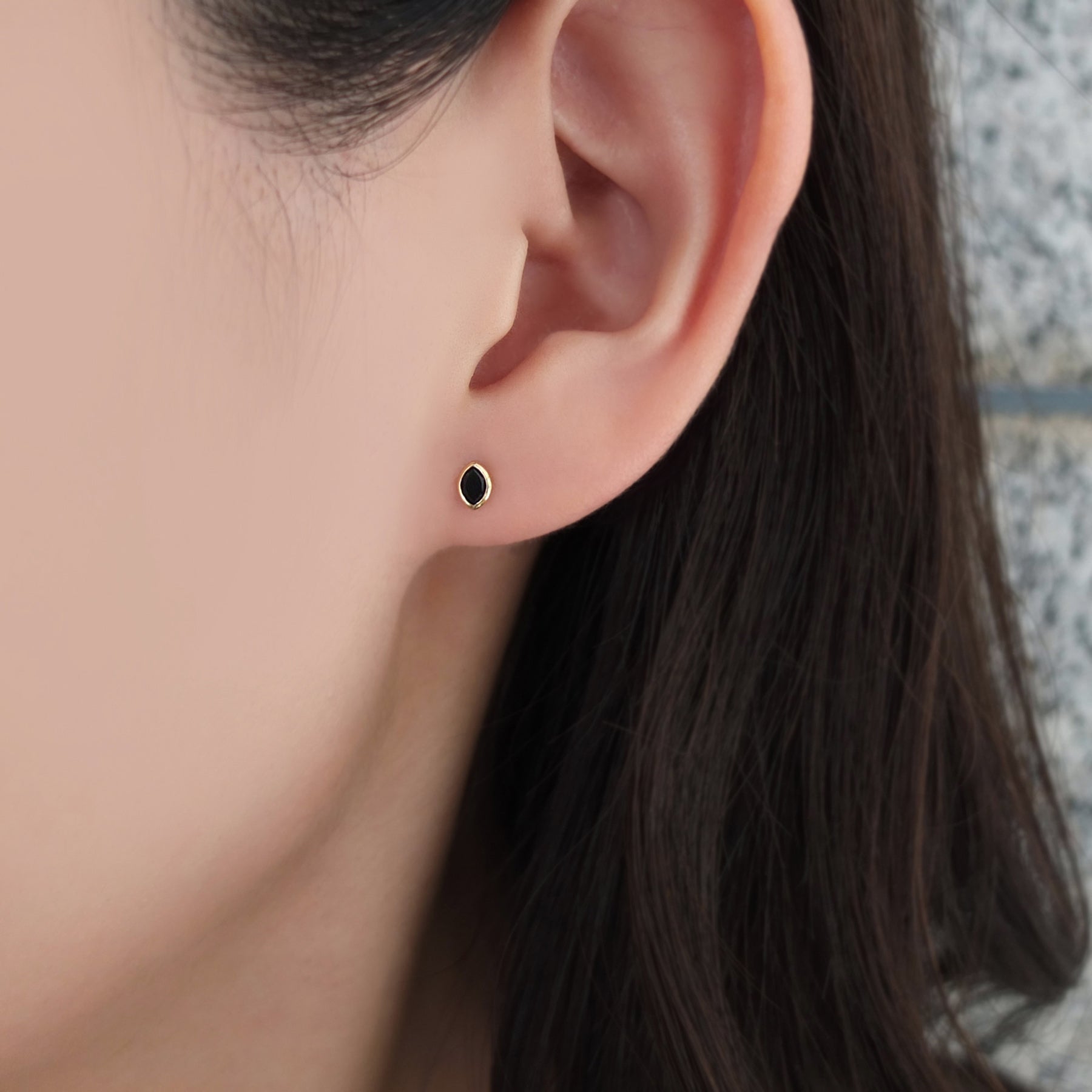 [Second Earrings] 18K Yellow Gold Onyx Earrings - Model Image