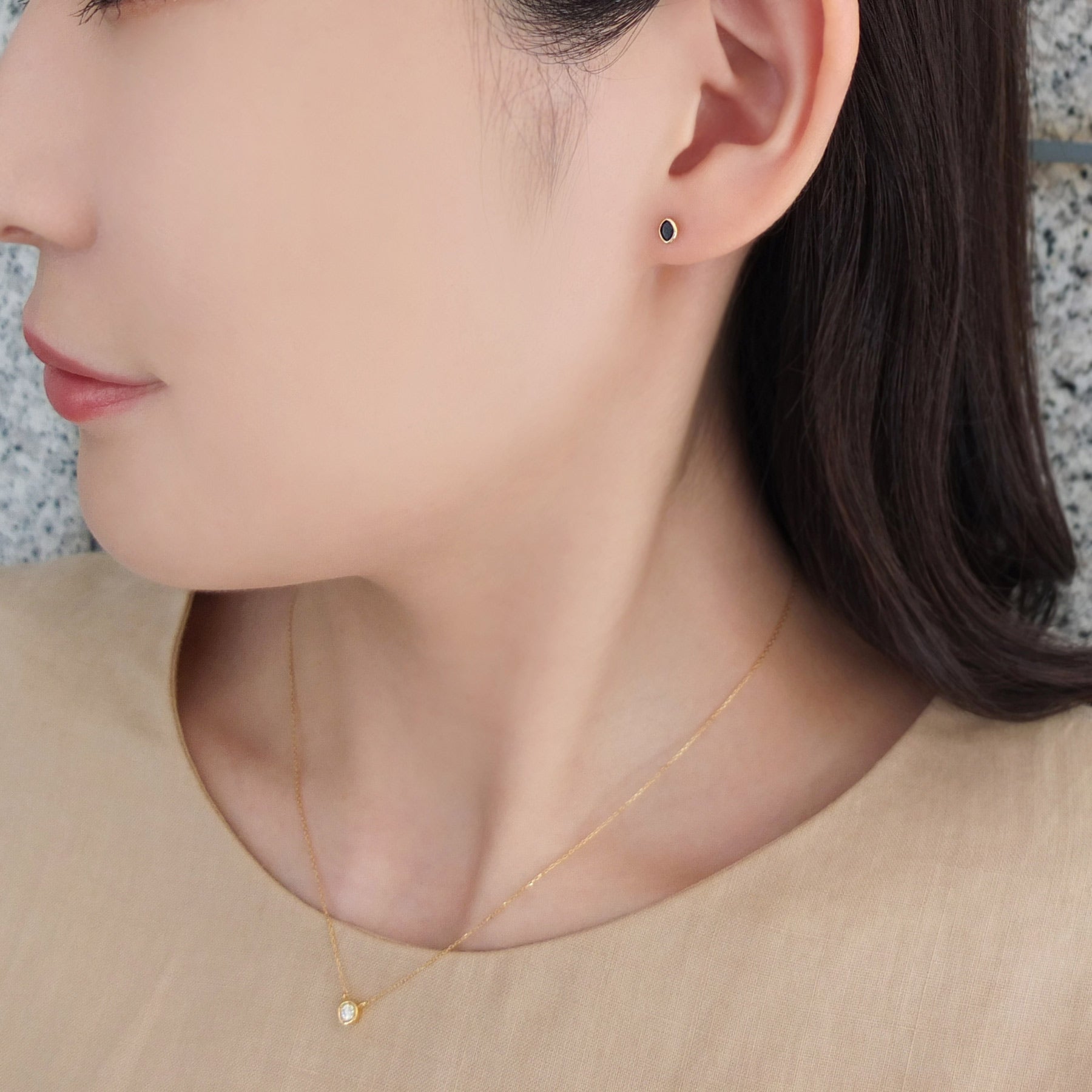 [Second Earrings] 18K Yellow Gold Onyx Earrings - Model Image