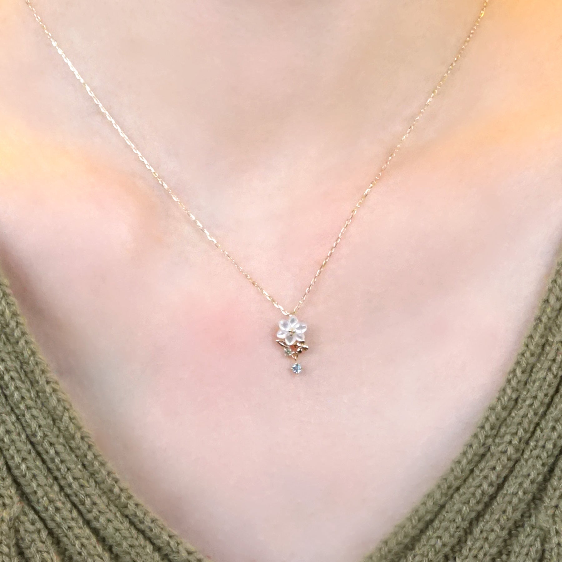 [Birth Flower Jewelry] November - Bouvardia Necklace (10K Yellow Gold) - Model Image