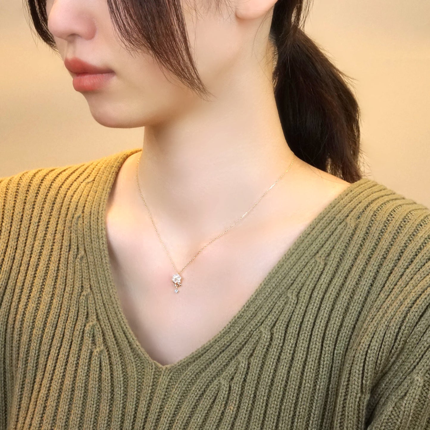 [Birth Flower Jewelry] November - Bouvardia Necklace (10K Yellow Gold) - Model Image