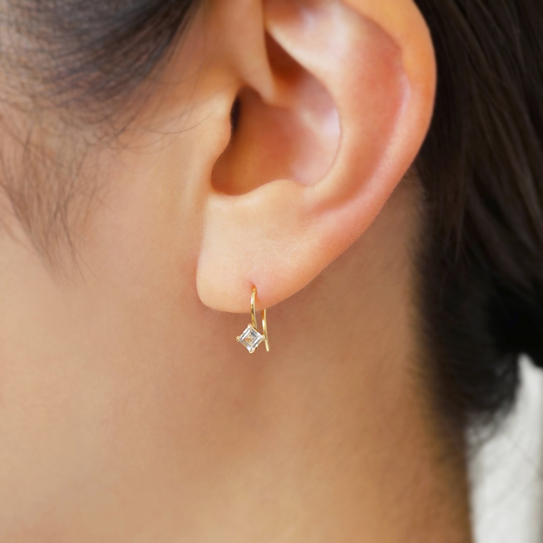[Palette] 18K/10K Yellow Gold White Topaz Wire Base Earrings - Model Image