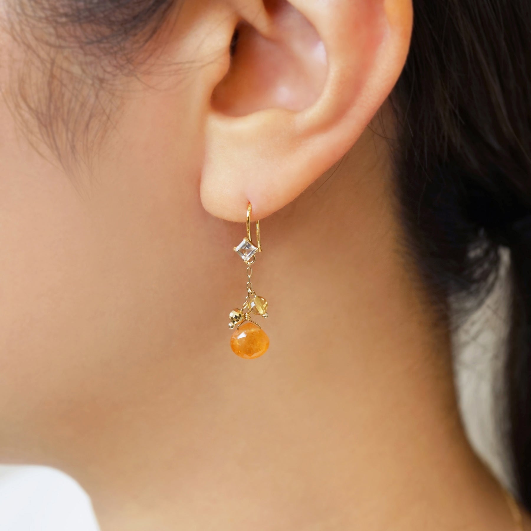 [Palette] 18K/10K Yellow Gold White Topaz Wire Base Earrings - Model Image