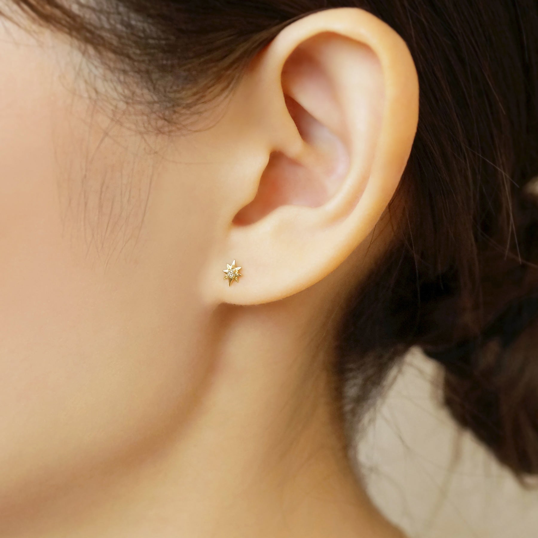 [Second Earrings] 18K Yellow Gold Diamond Sparkly Single Earring - Model Image