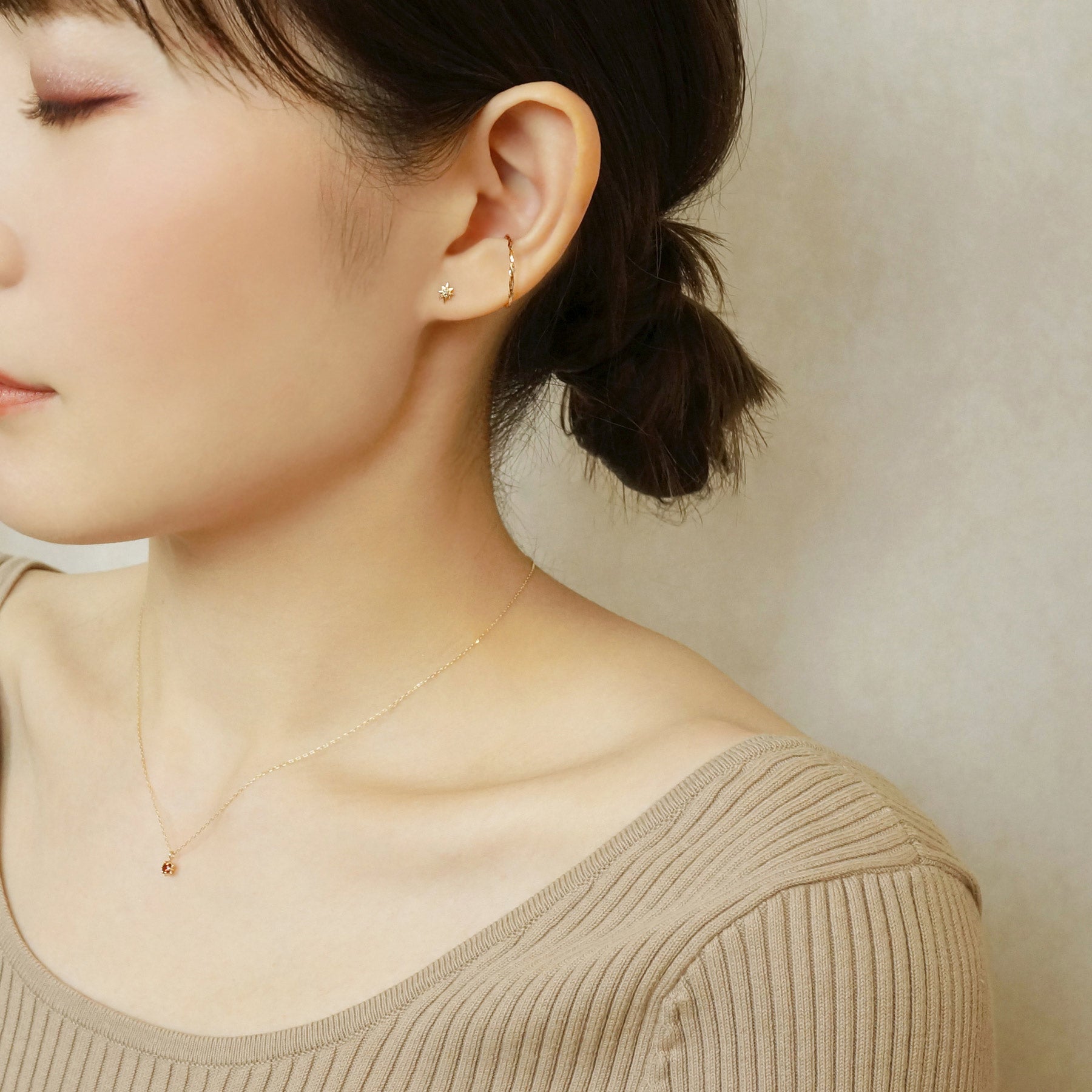 [Second Earrings] 18K Yellow Gold Diamond Sparkly Single Earring - Model Image