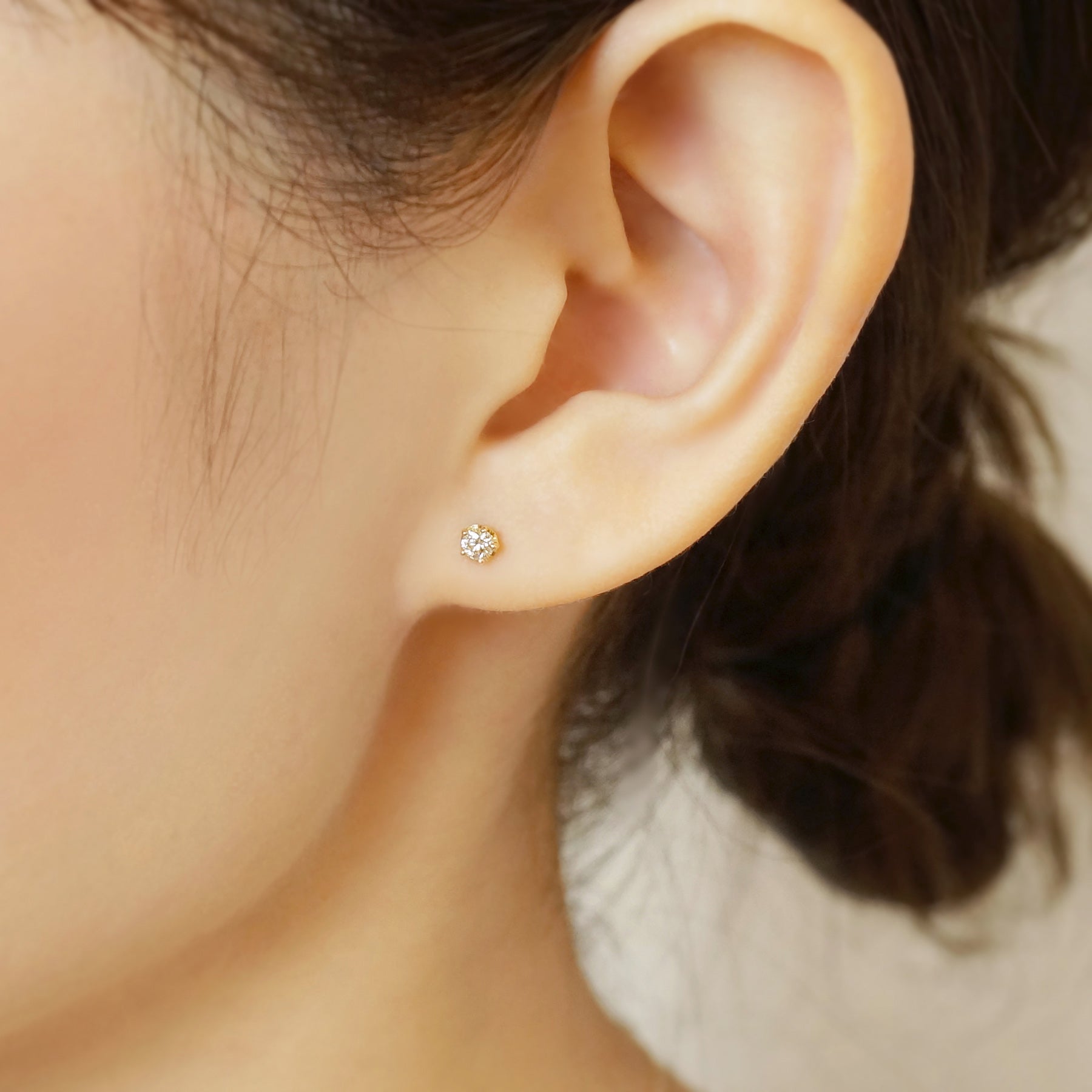 [Second Earrings] 18K Yellow Gold Diamond Earrings 0. 16ct - Model Image
