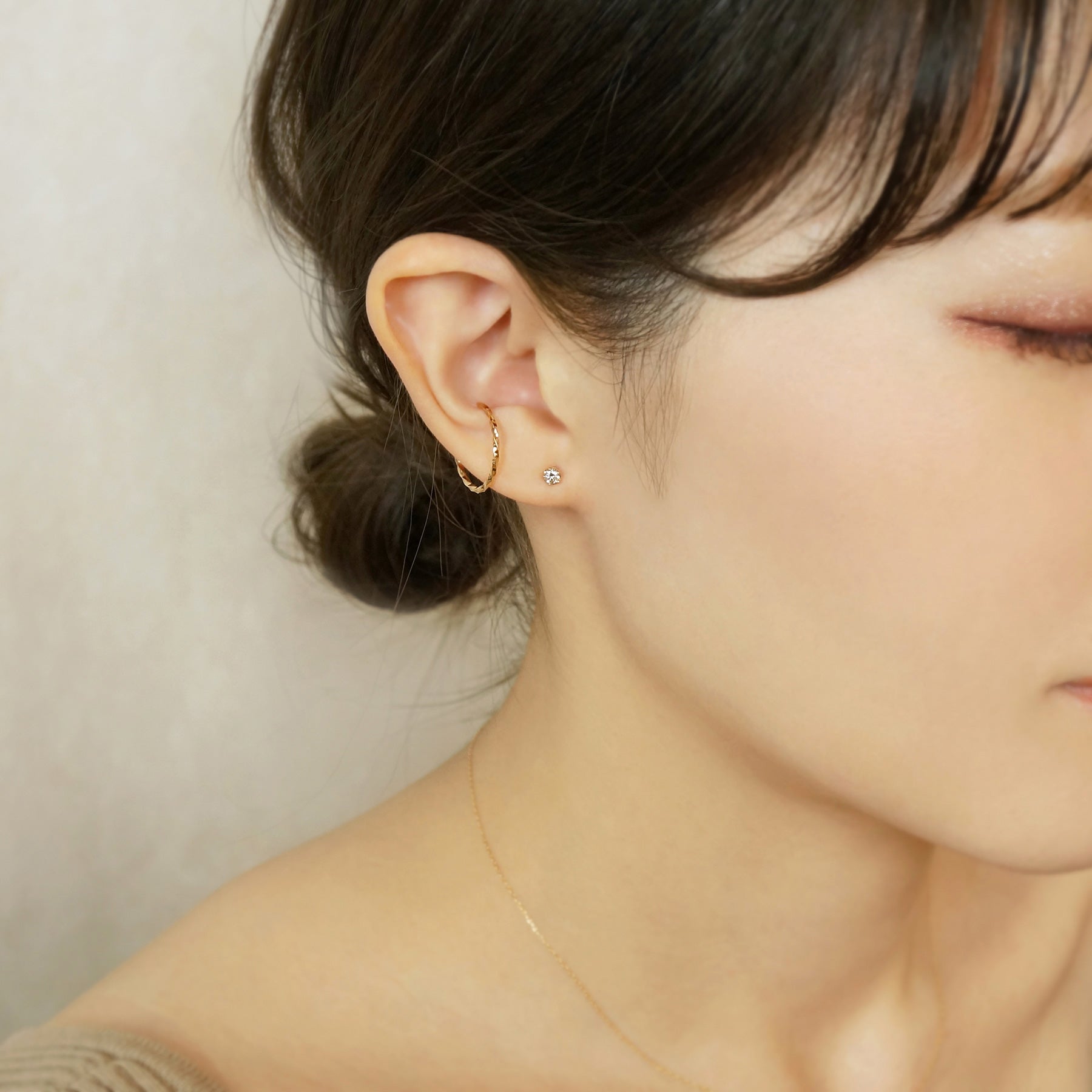 [Second Earrings] 18K Yellow Gold Diamond Earrings 0. 16ct - Model Image