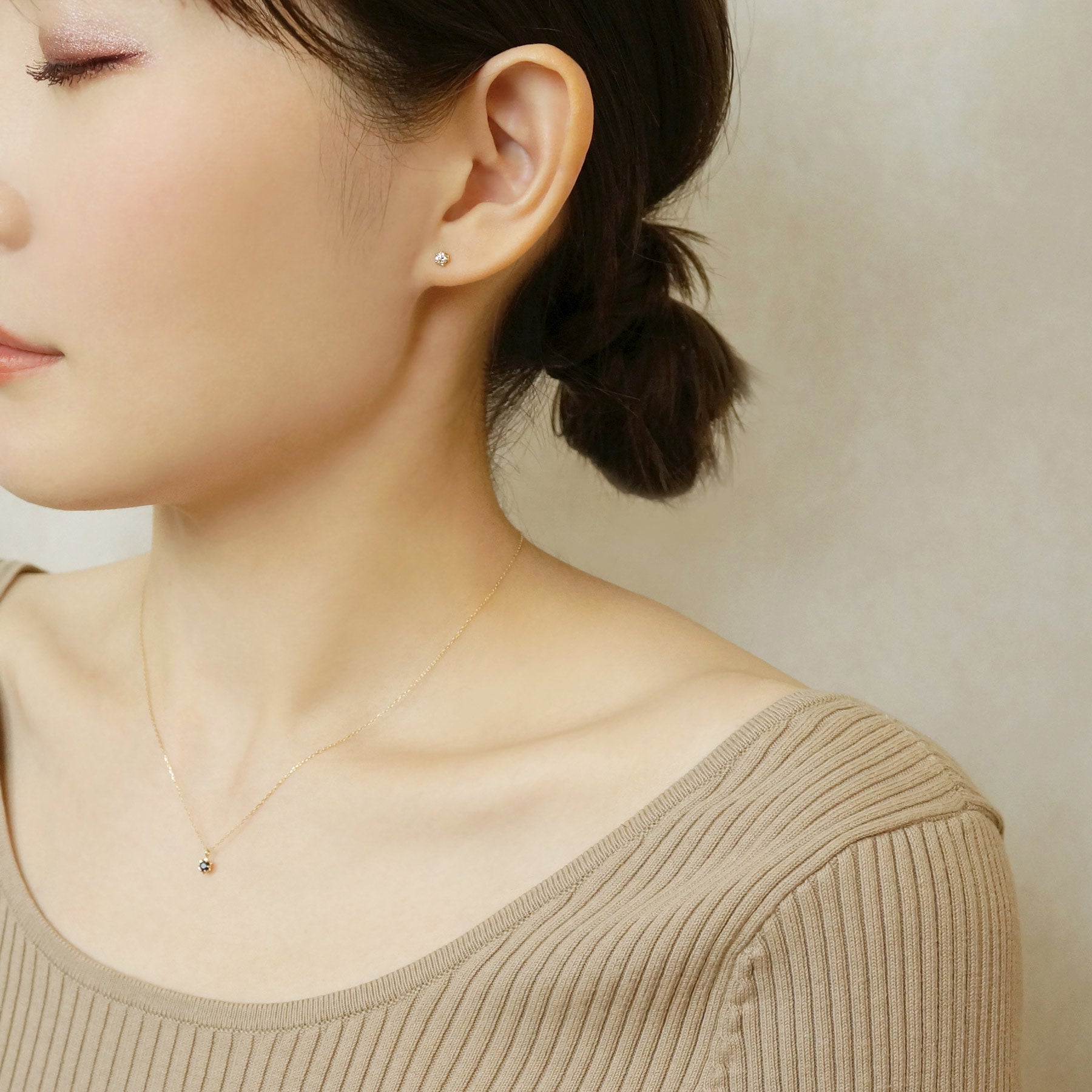 [Second Earrings] 18K Yellow Gold Diamond Earrings 0. 16ct - Model Image