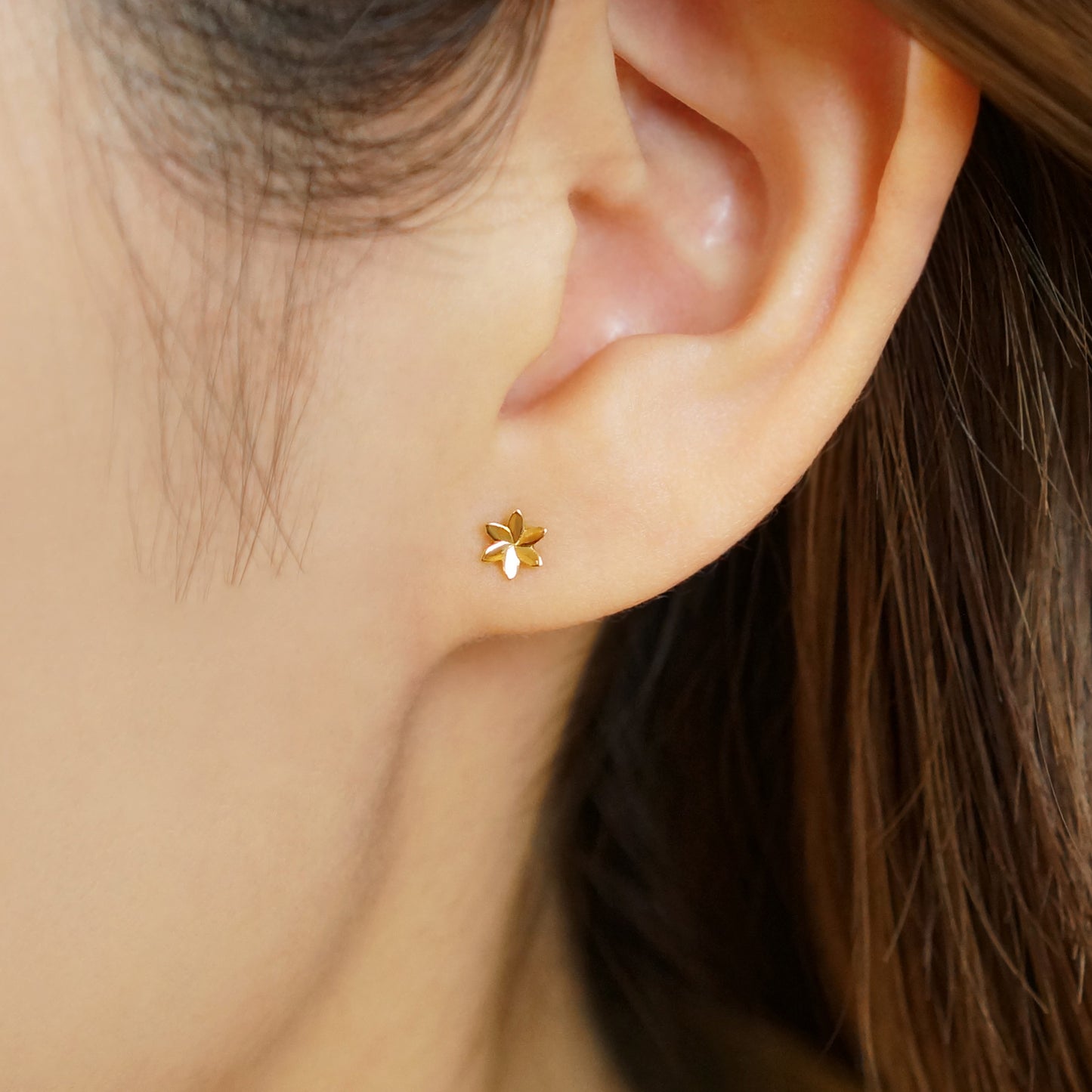 [Second Earrings] 18K Yellow Gold 6 Flower Single Earring - Model Image