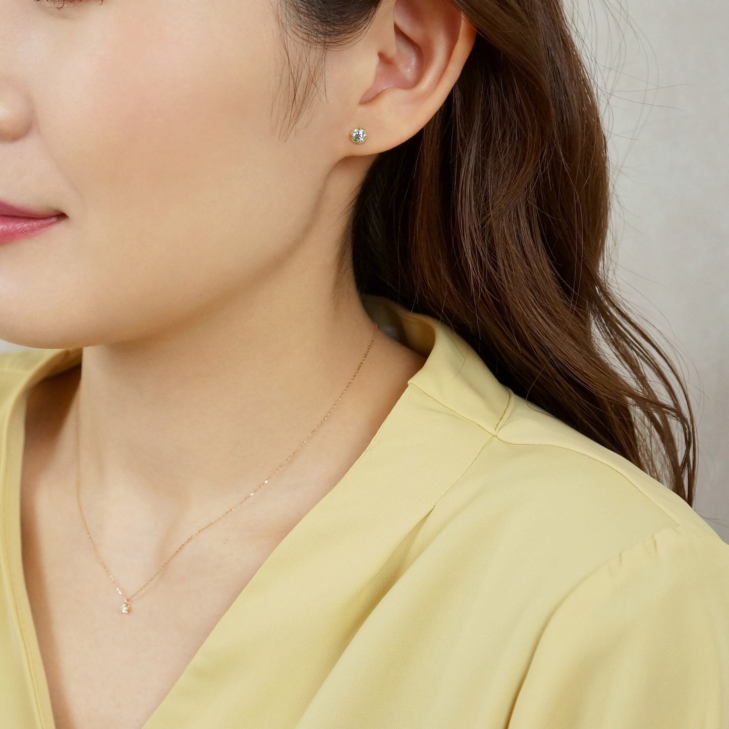 [Second Earrings] 18K Yellow Gold Moissanite Earrings (Blue) - Model Image