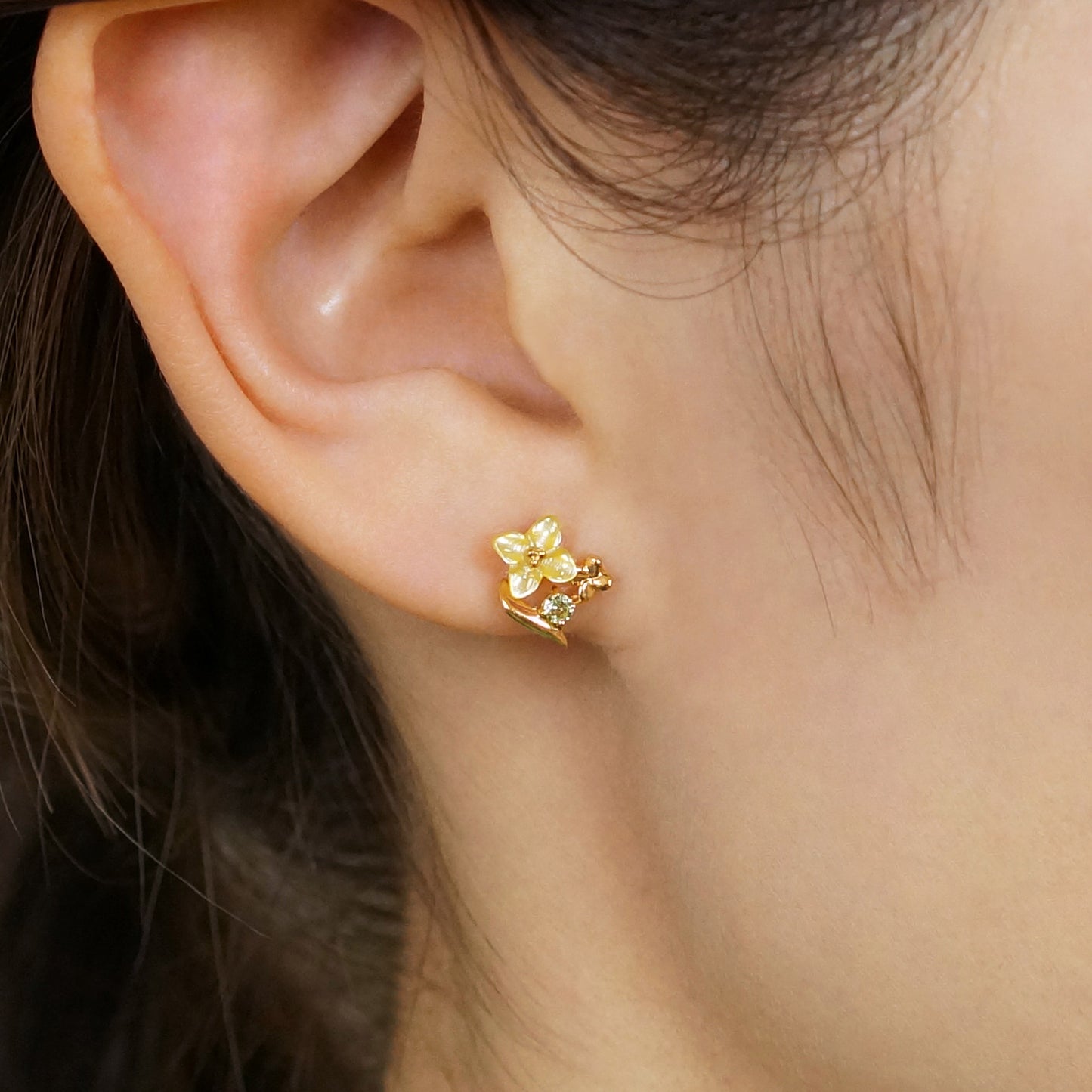 [GARDEN] 925 Sterling Silver / 10K Yellow Gold Yellow Shell Rape Blossoms Single Earring - Model Image