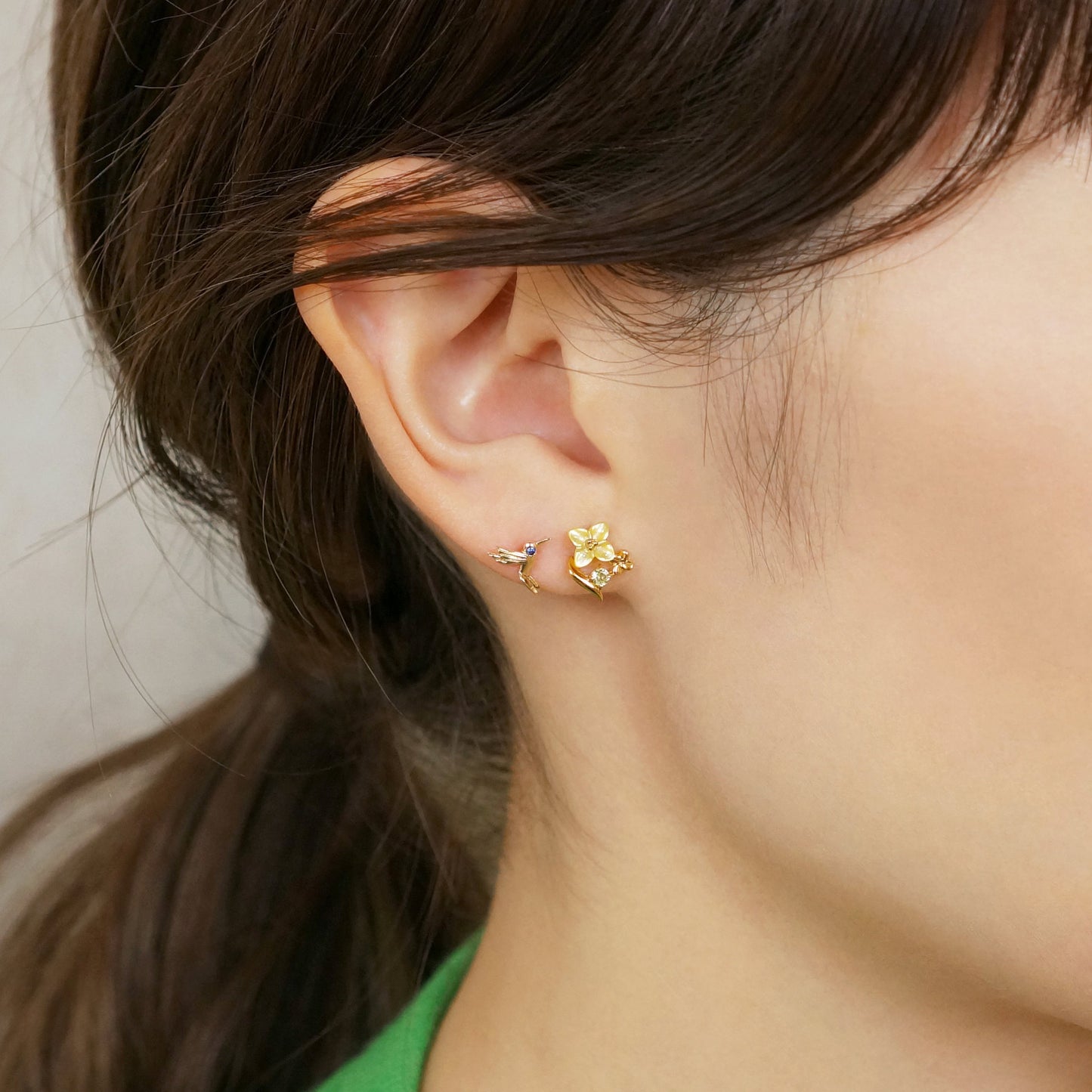 [GARDEN] 925 Sterling Silver / 10K Yellow Gold Yellow Shell Rape Blossoms Single Earring - Model Image