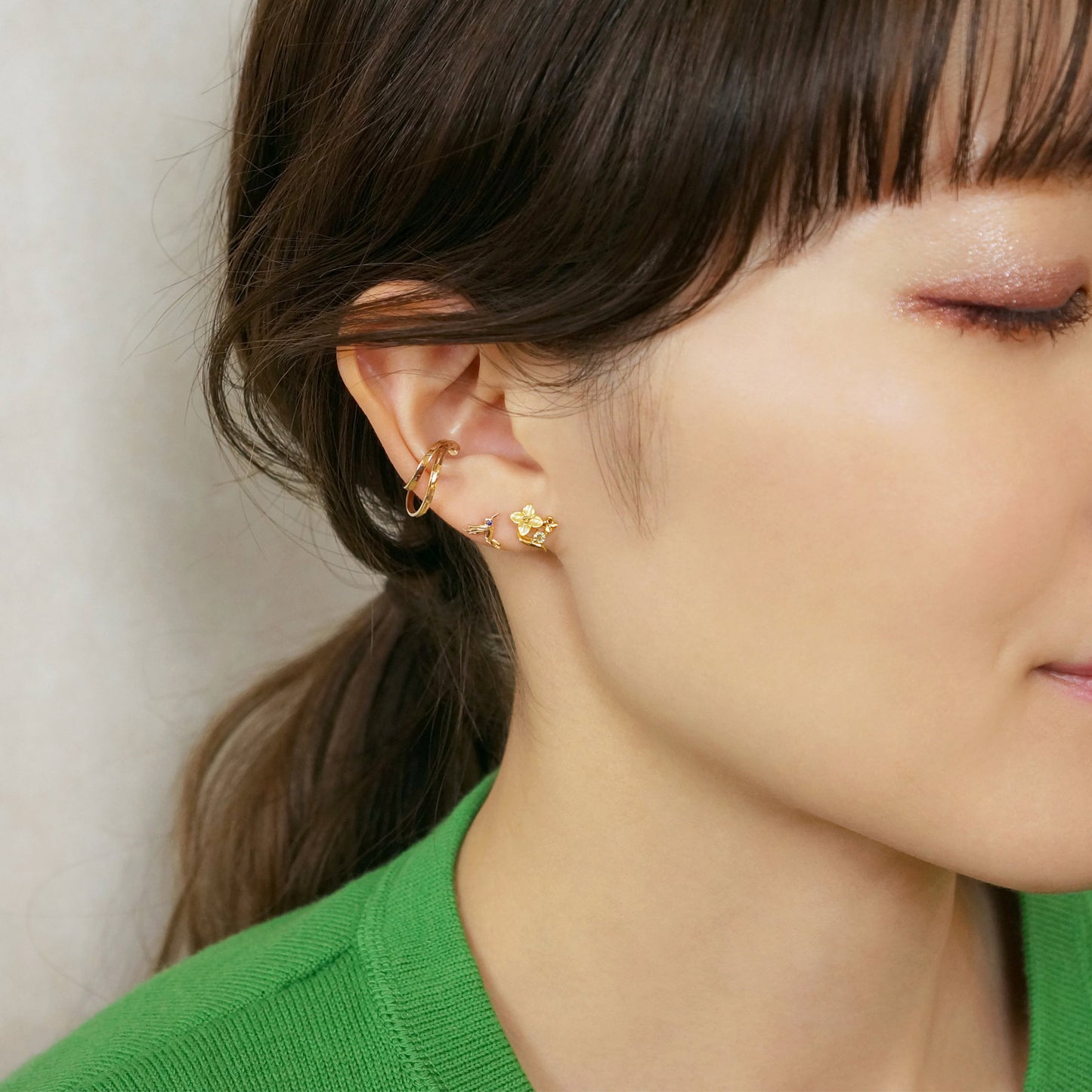 [GARDEN] 925 Sterling Silver / 10K Yellow Gold Yellow Shell Rape Blossoms Single Earring - Model Image