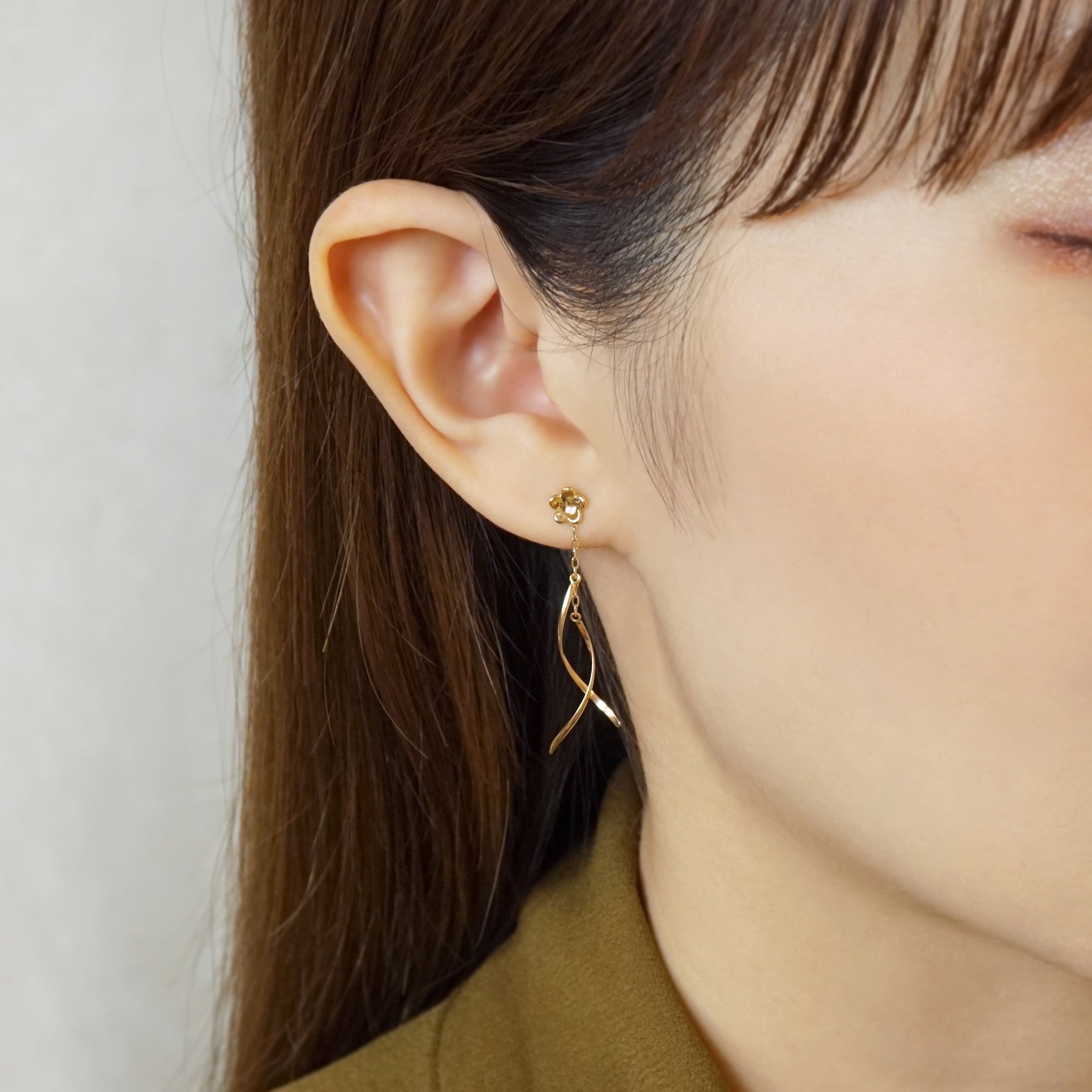 [Second Earrings] 18K Yellow Gold Flower Earrings - Model Image