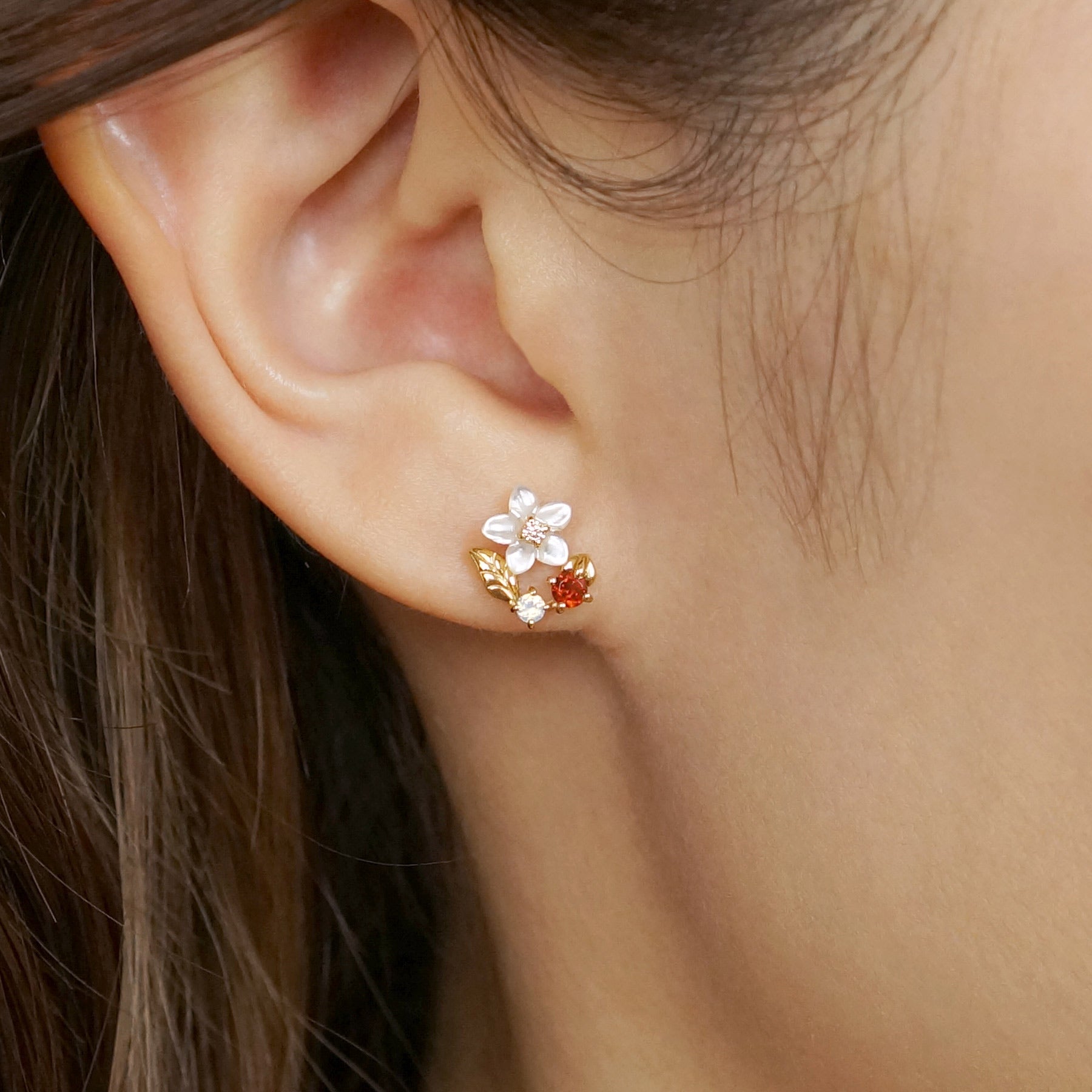 [GARDEN] 925 Sterling Silver / 10K Yellow Gold White Shell Raspberry Single Earring - Model Image