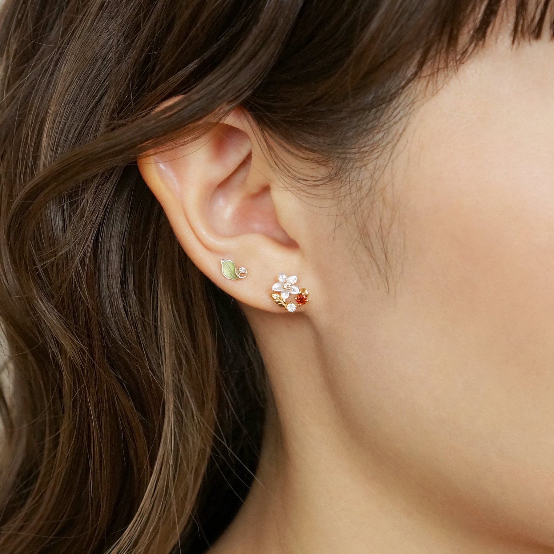 [GARDEN] 925 Sterling Silver / 10K Yellow Gold White Shell Raspberry Single Earring - Model Image