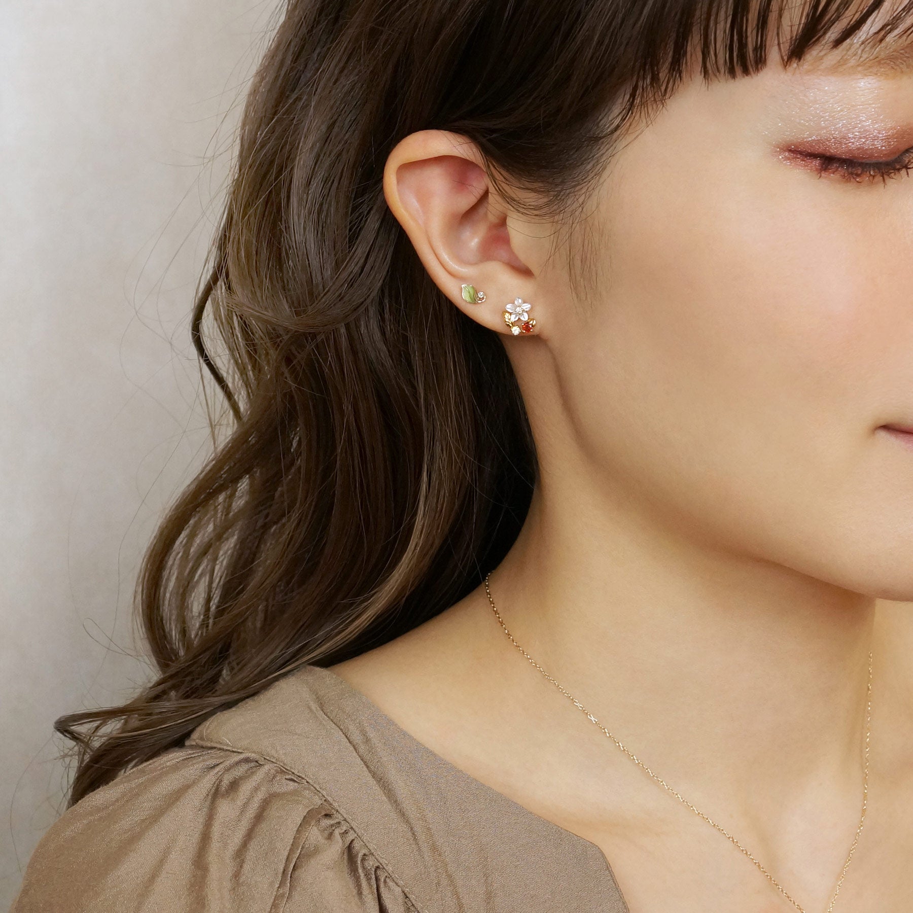 [GARDEN] 925 Sterling Silver / 10K Yellow Gold White Shell Raspberry Single Earring - Model Image