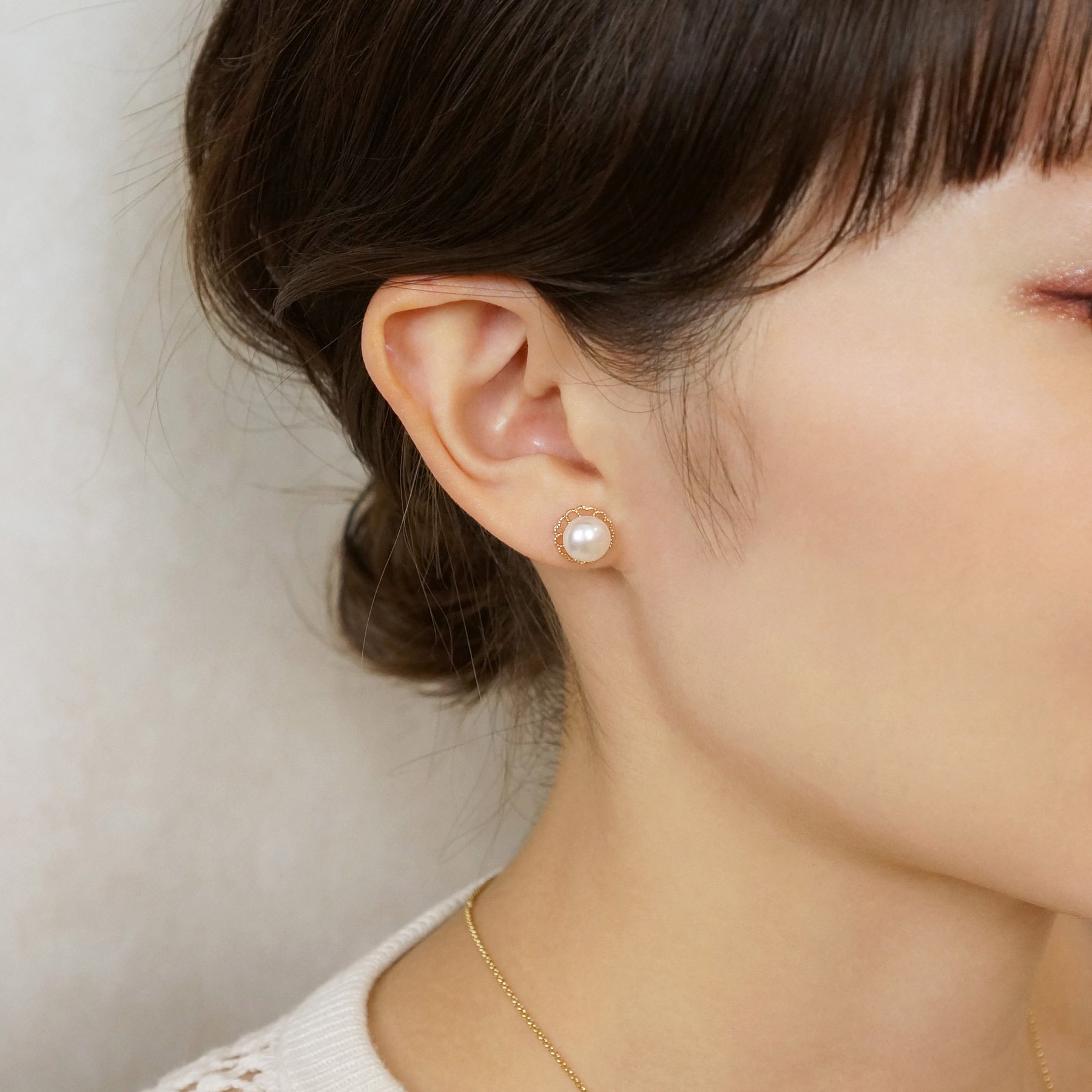 [GARDEN] 18K/10K Freshwater Pearl Stud Earrings (Yellow Gold) - Model Image