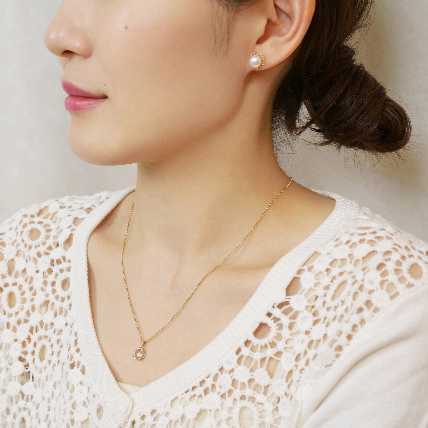 [GARDEN] 18K/10K Freshwater Pearl Stud Earrings (Yellow Gold) - Model Image
