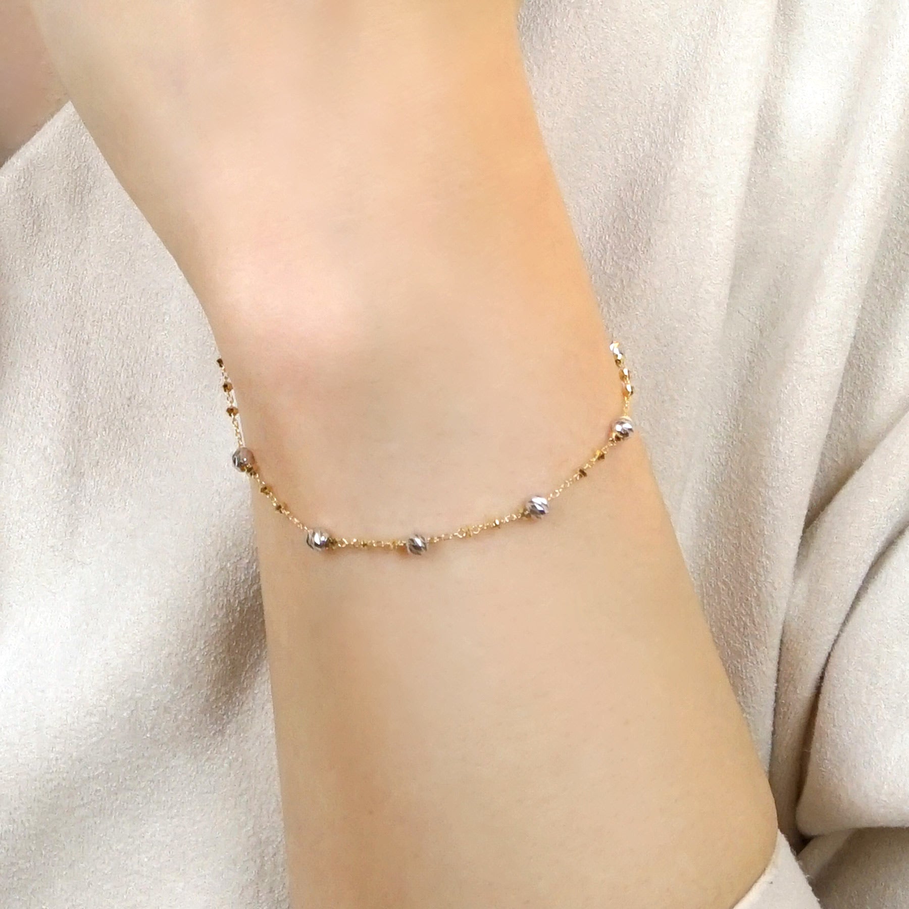 18K White Gold / Yellow Gold Glittering Bracelet - Model Image