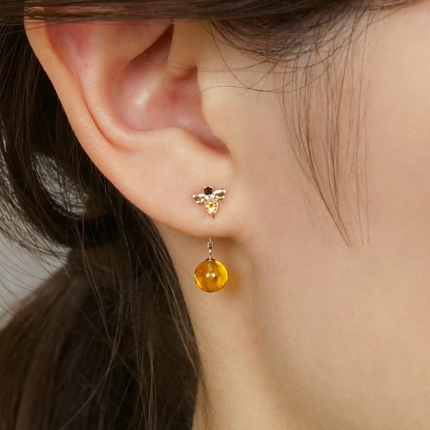 [GARDEN] 18K/10K Honeybee Swinging Single Earring (Yellow Gold) - Model Image