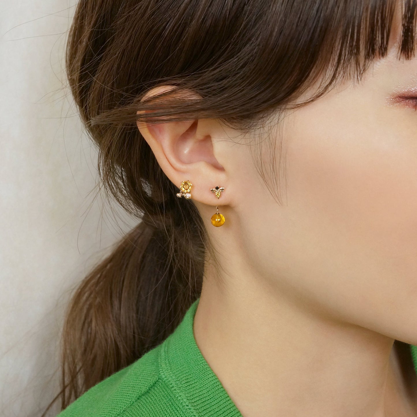 [GARDEN] 18K/10K Honeybee Swinging Single Earring (Yellow Gold) - Model Image