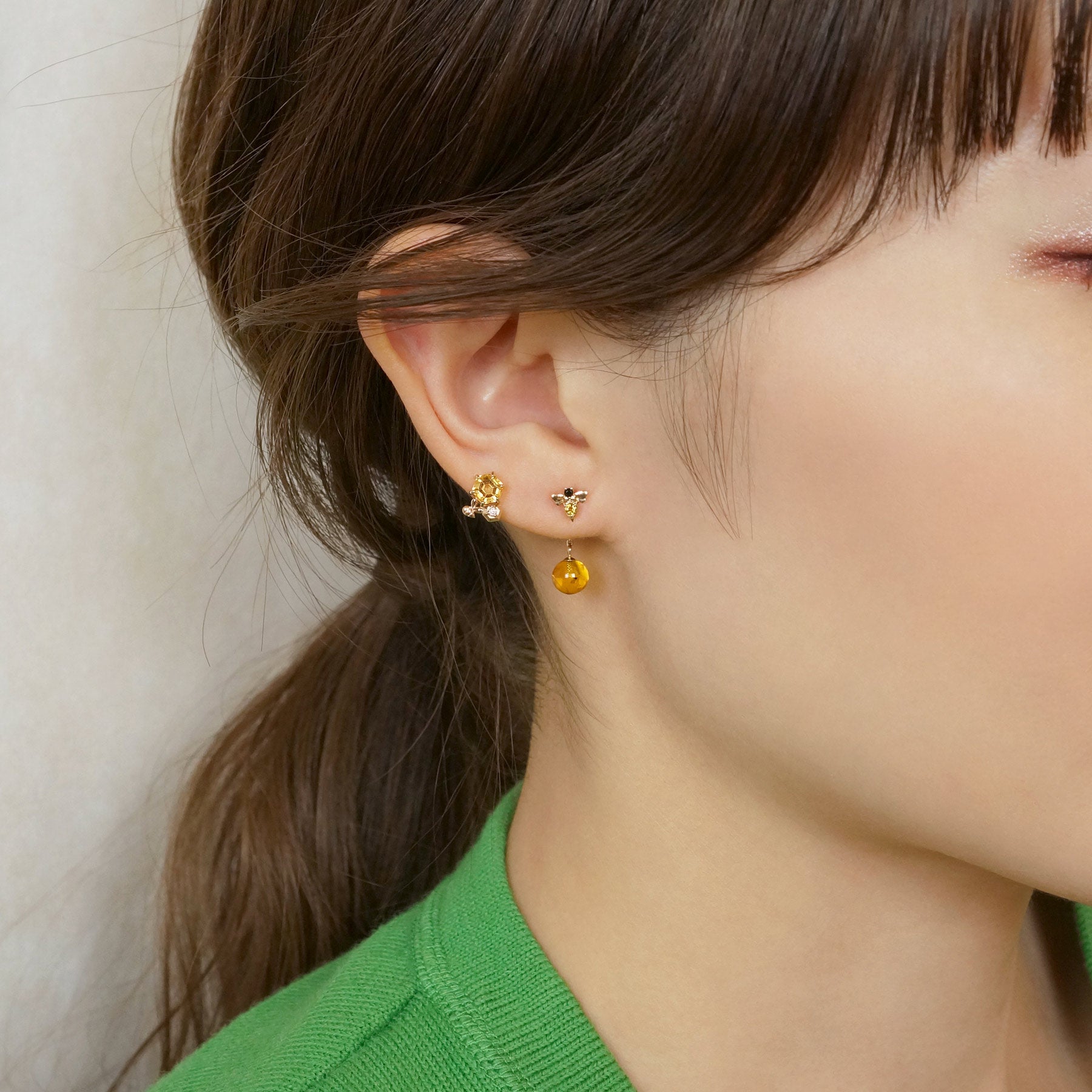 [GARDEN] 18K/10K Honeybee Swinging Single Earring (Yellow Gold) - Model Image
