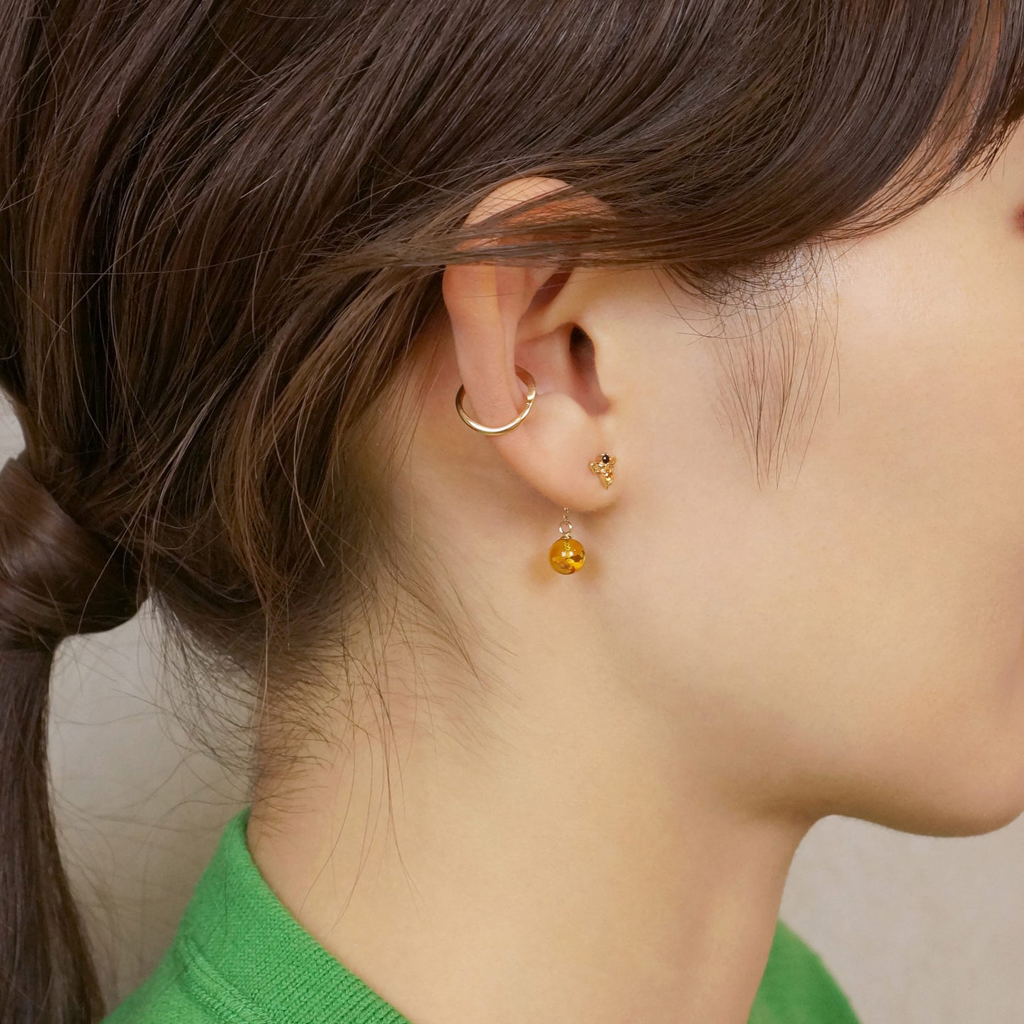 [GARDEN] 18K/10K Honeybee Swinging Single Earring (Yellow Gold) - Model Image