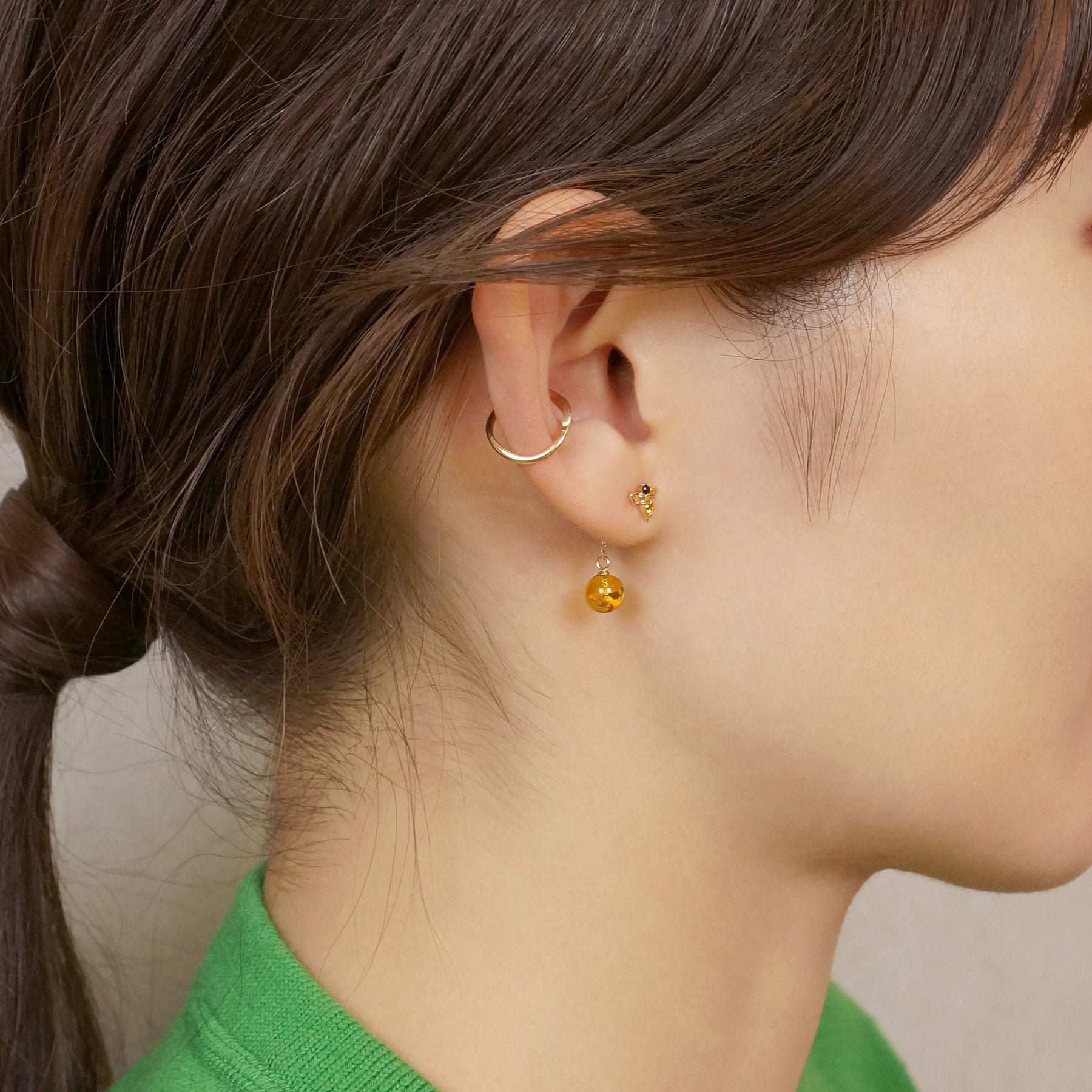 [GARDEN] 18K/10K Honeybee Swinging Single Earring (Yellow Gold) - Model Image