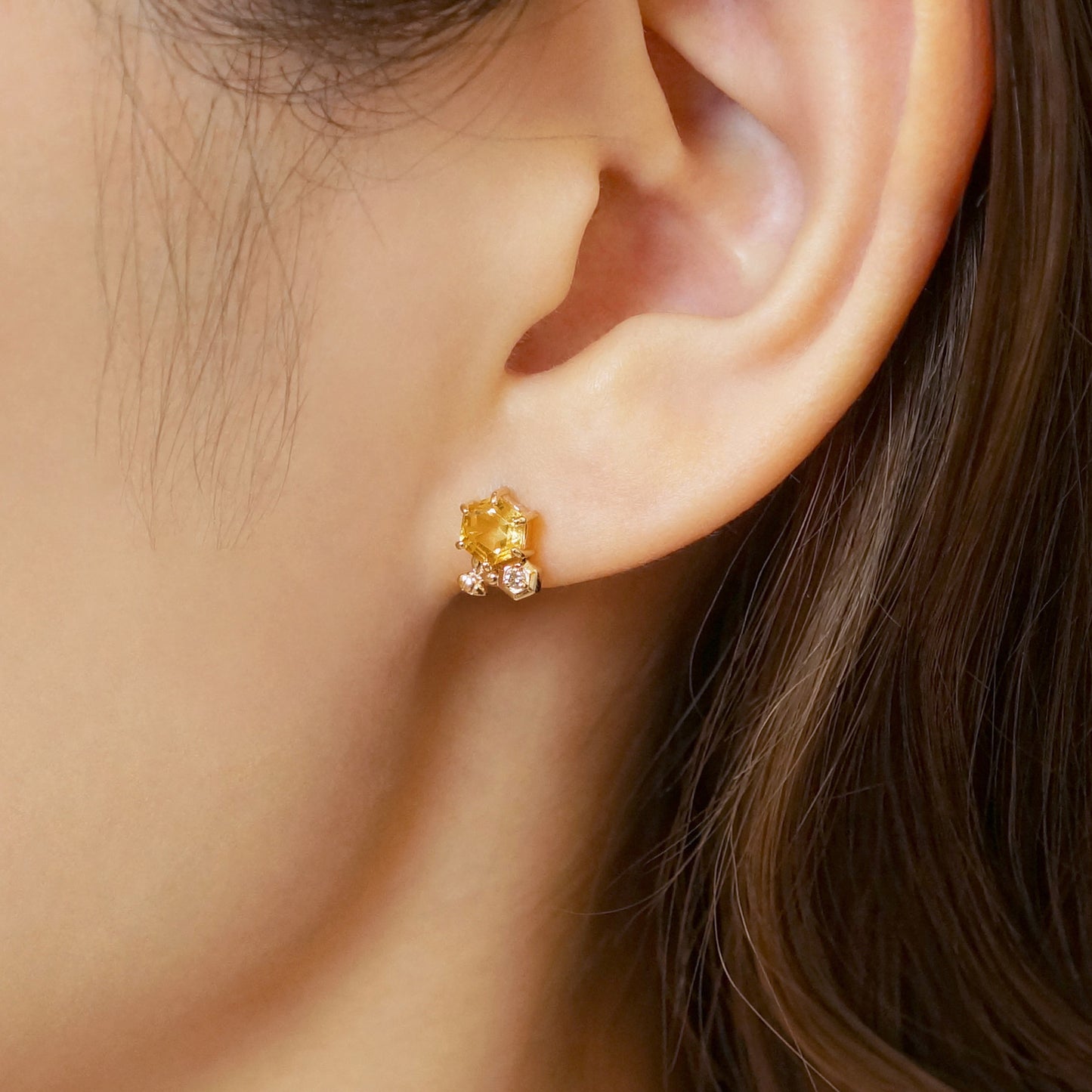 [GARDEN] 18K/10K Citrine Honeycomb & Bee Single Earring (Yellow Gold) - Model Image
