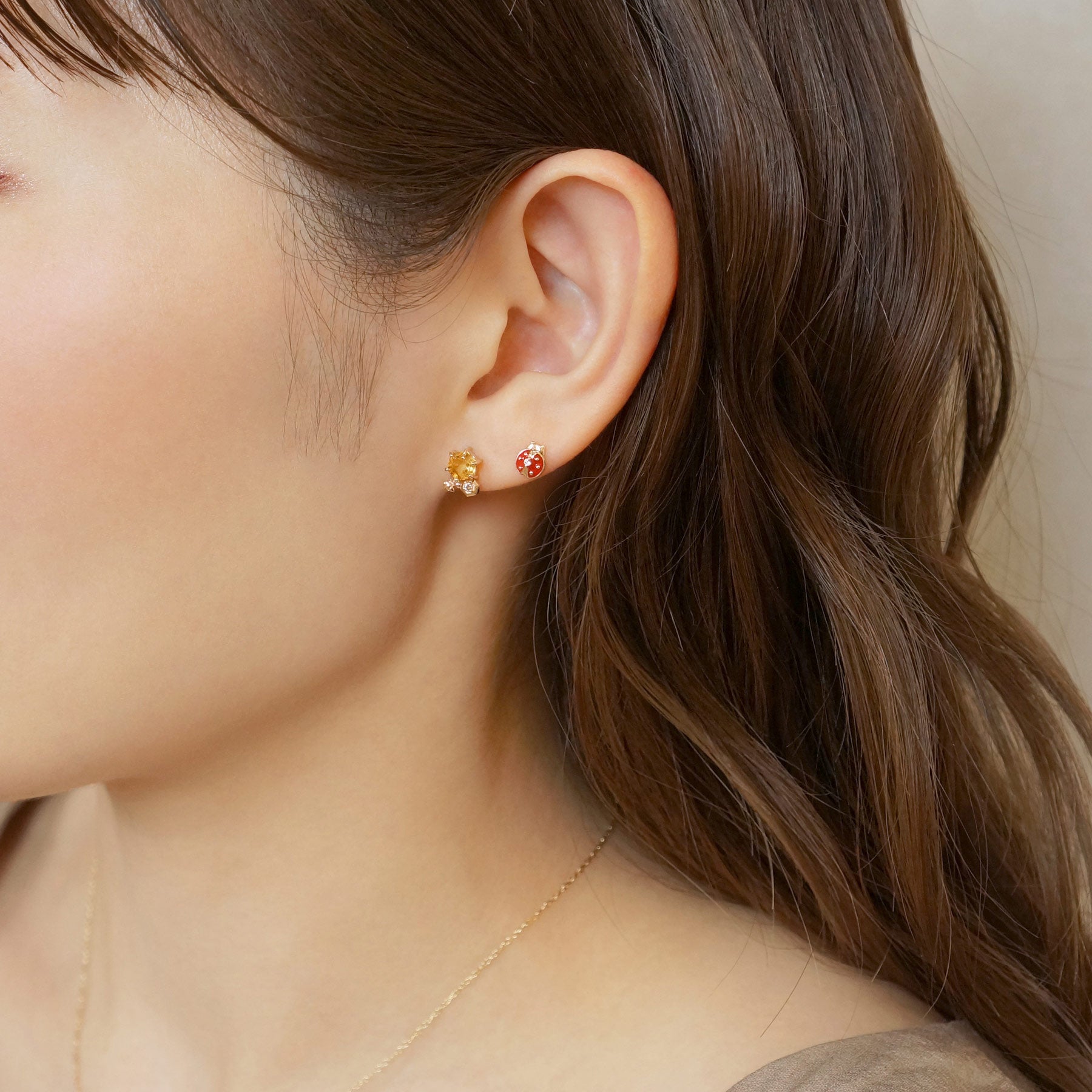 [GARDEN] 18K/10K Citrine Honeycomb & Bee Single Earring (Yellow Gold) - Model Image