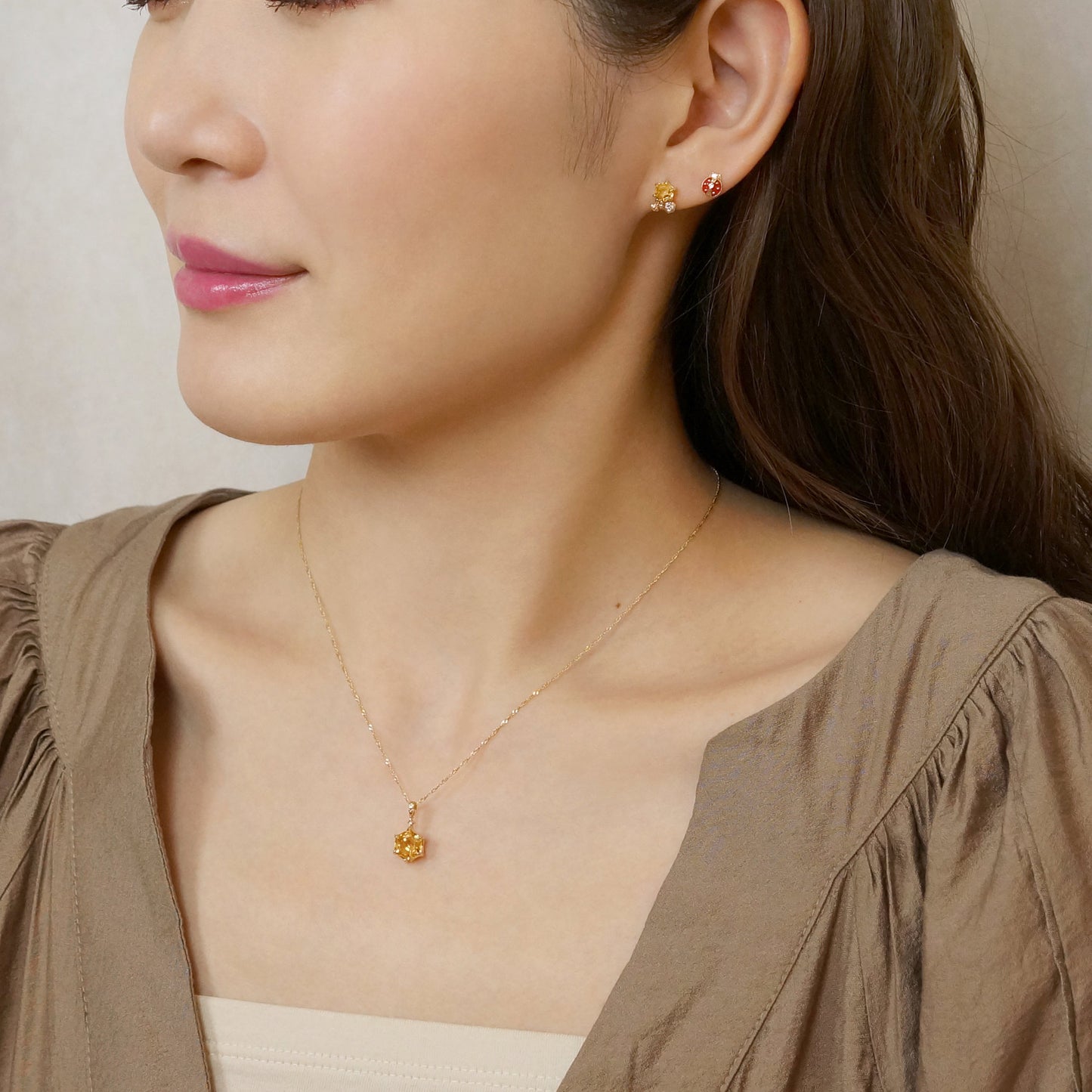 [GARDEN] 18K/10K Citrine Honeycomb & Bee Single Earring (Yellow Gold) - Model Image