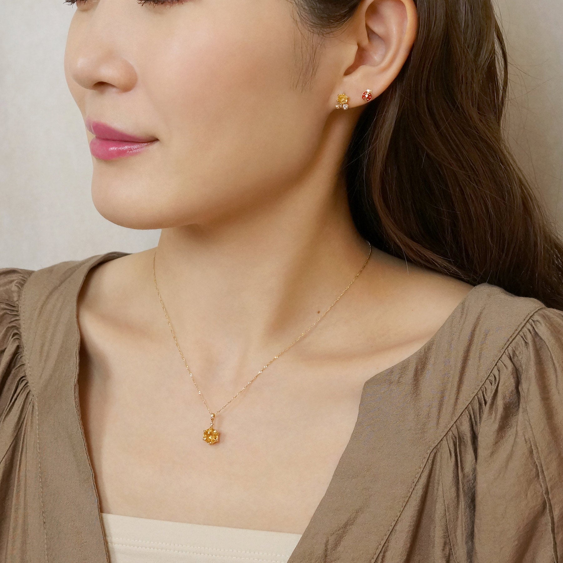 [GARDEN] 18K/10K Citrine Honeycomb & Bee Single Earring (Yellow Gold) - Model Image
