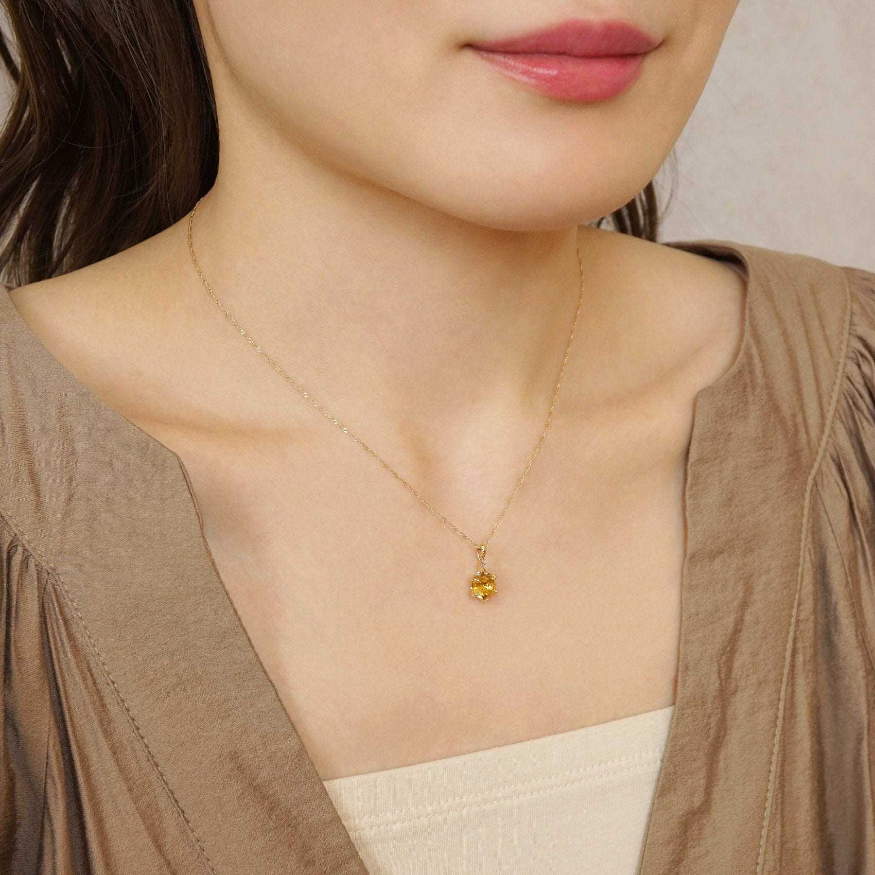 [GARDEN] 10K Citrine Honeycomb Necklace Charm (Yellow Gold) - Model Image